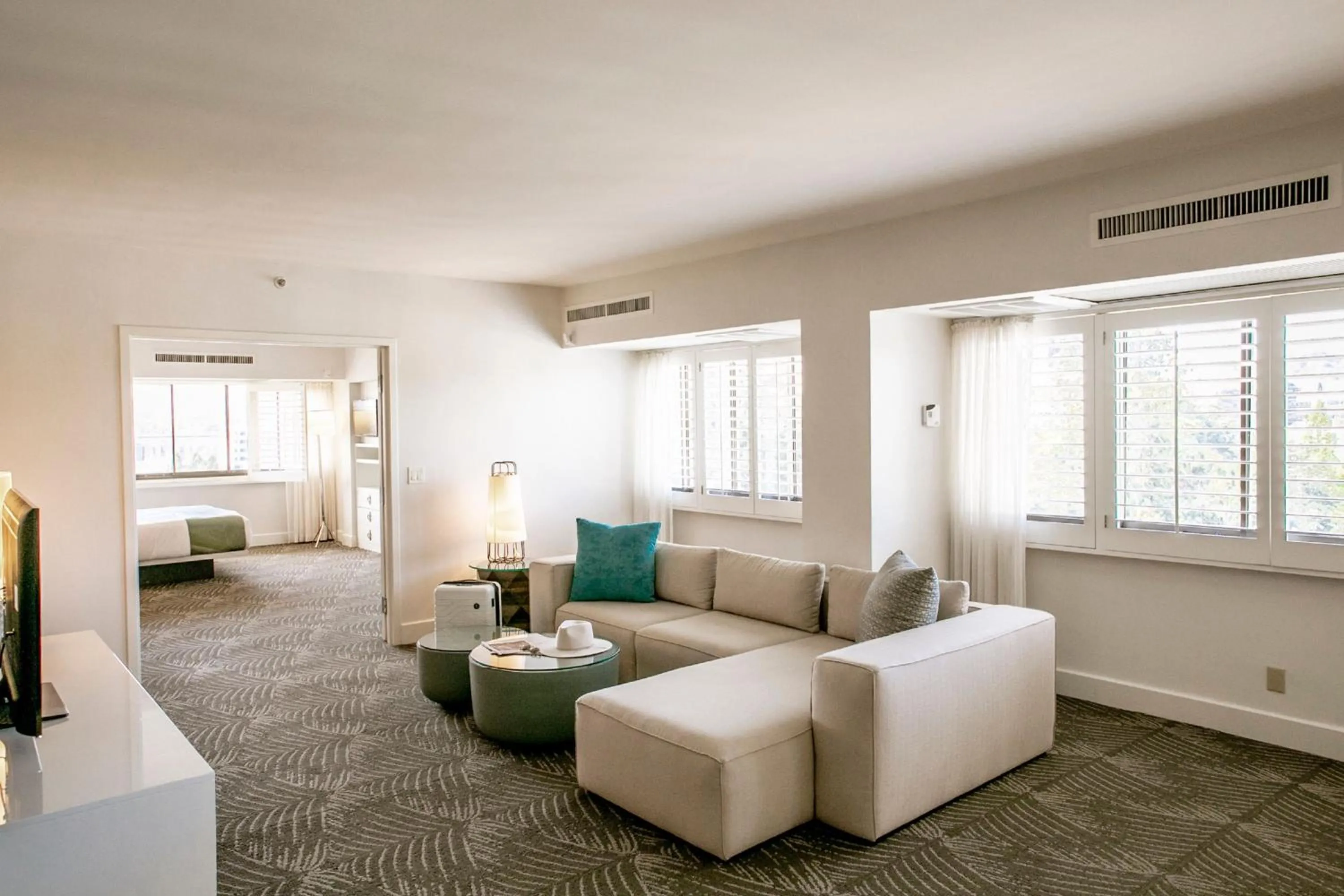 Living room, Bed in W Los Angeles – West Beverly Hills