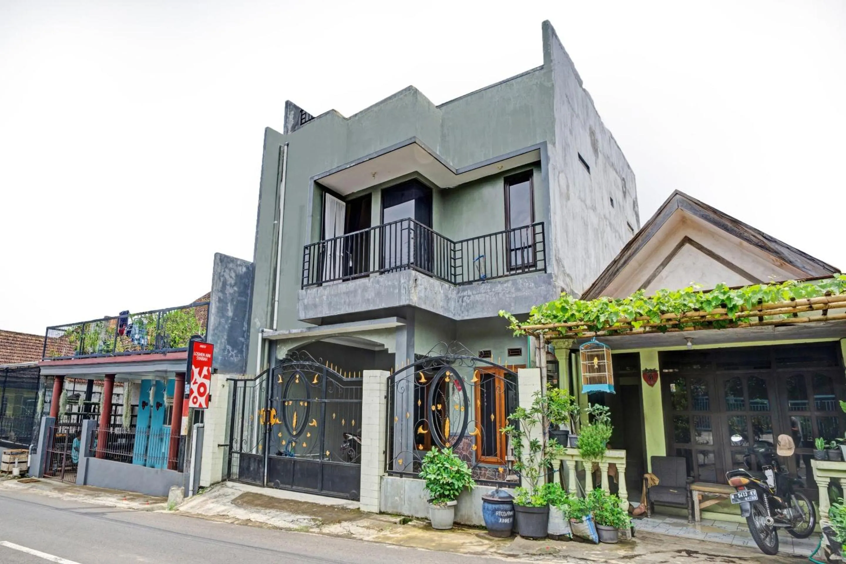 Facade/entrance in OYO Life 90737 Losmen Aini Syariah