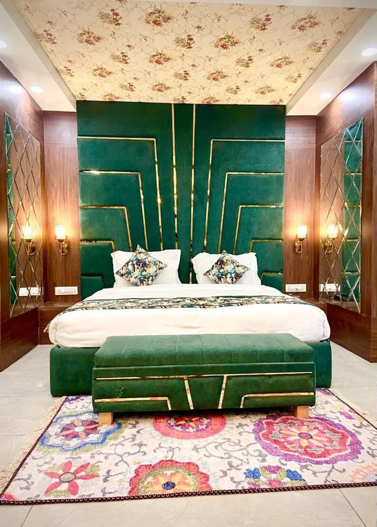 Bedroom, Bed in Hotel Woodville Inn - Hotel in Mcleodganj