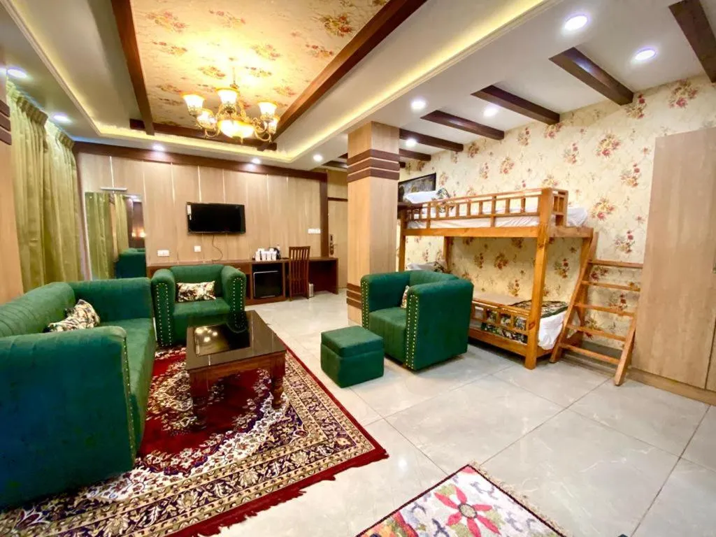 Communal lounge/ TV room in Hotel Woodville Inn - Hotel in Mcleodganj