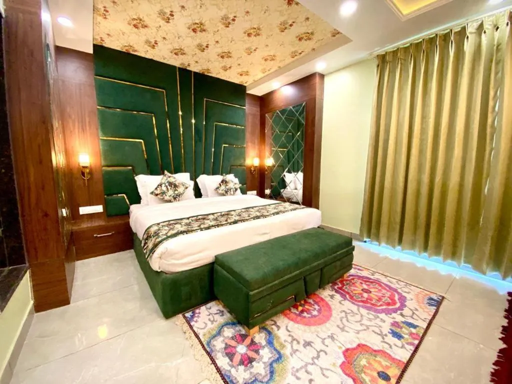 Bedroom, Bed in Hotel Woodville Inn - Hotel in Mcleodganj