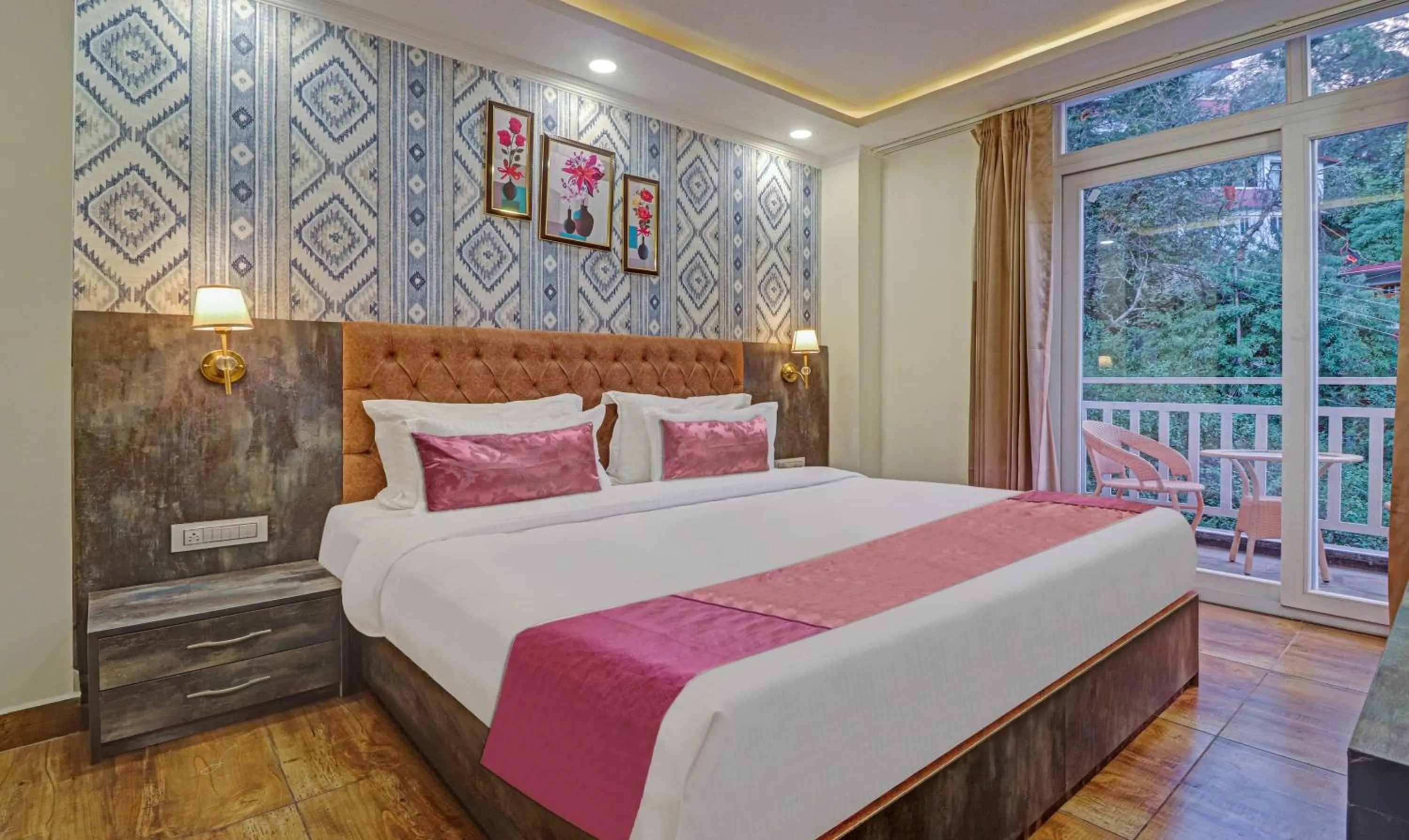 Bedroom, Bed in Hotel Woodville Inn - Hotel in Mcleodganj