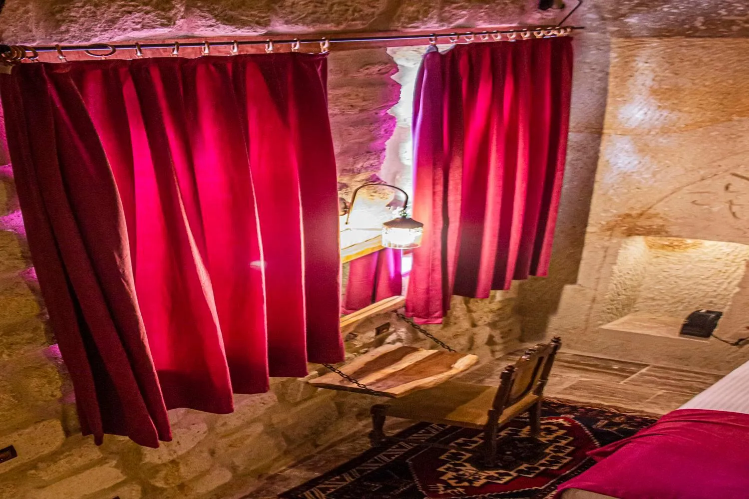 Bedroom, Bed in Junior Ottoman Cave