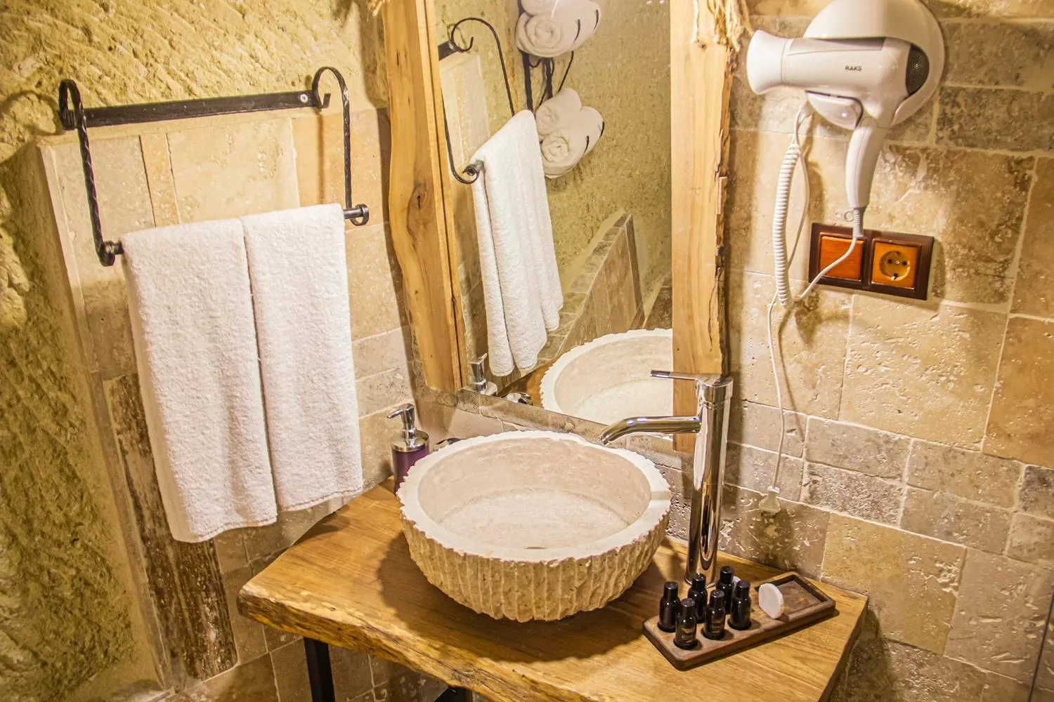 Bathroom in Junior Ottoman Cave