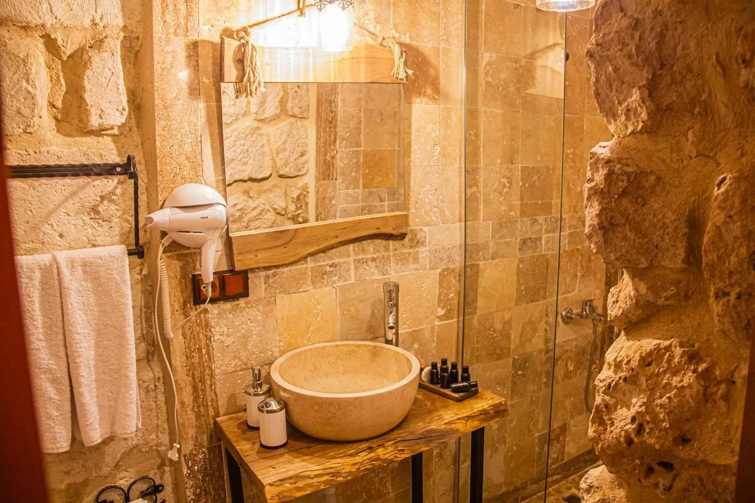 Bathroom in Junior Ottoman Cave