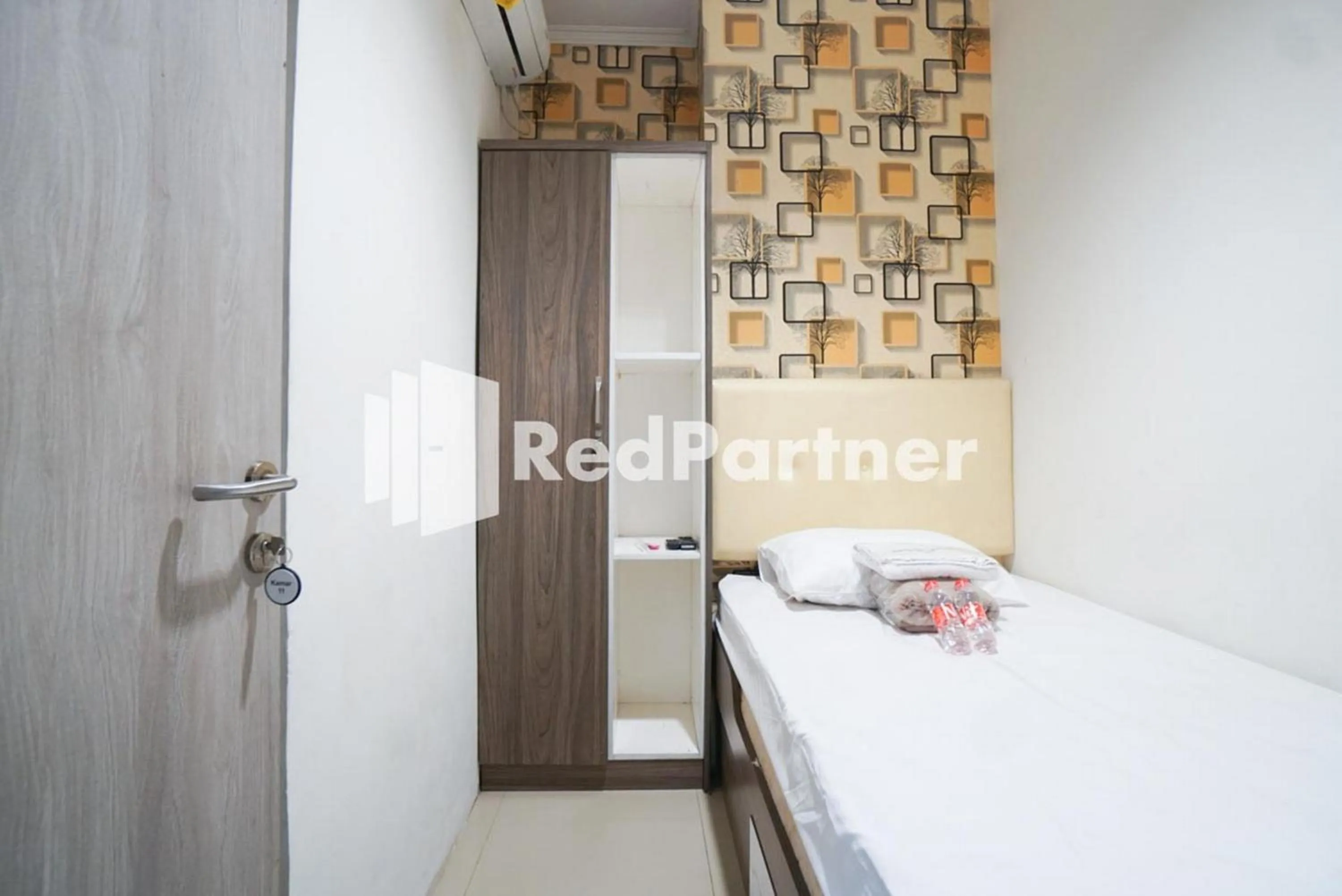 Bedroom, Bed in Eascot Hotel Mitra RedDoorz