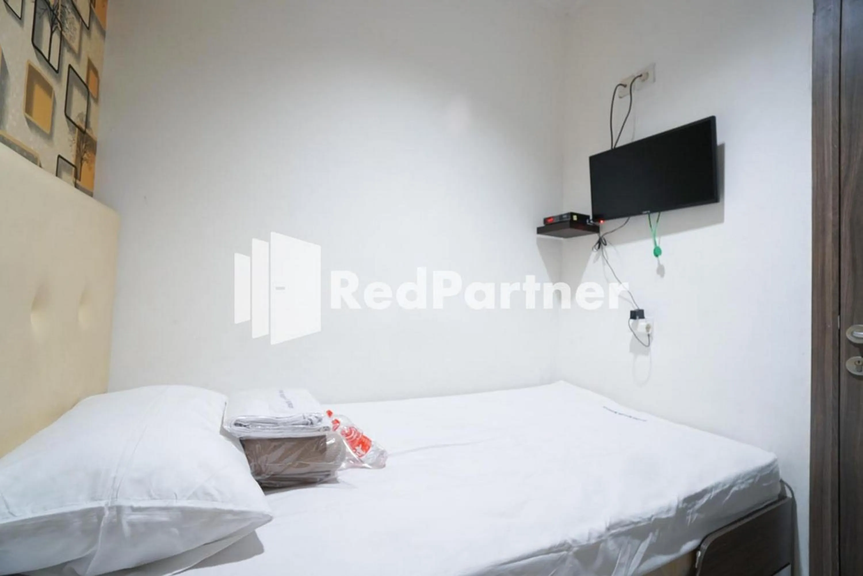 Bedroom, Bed in Eascot Hotel Mitra RedDoorz