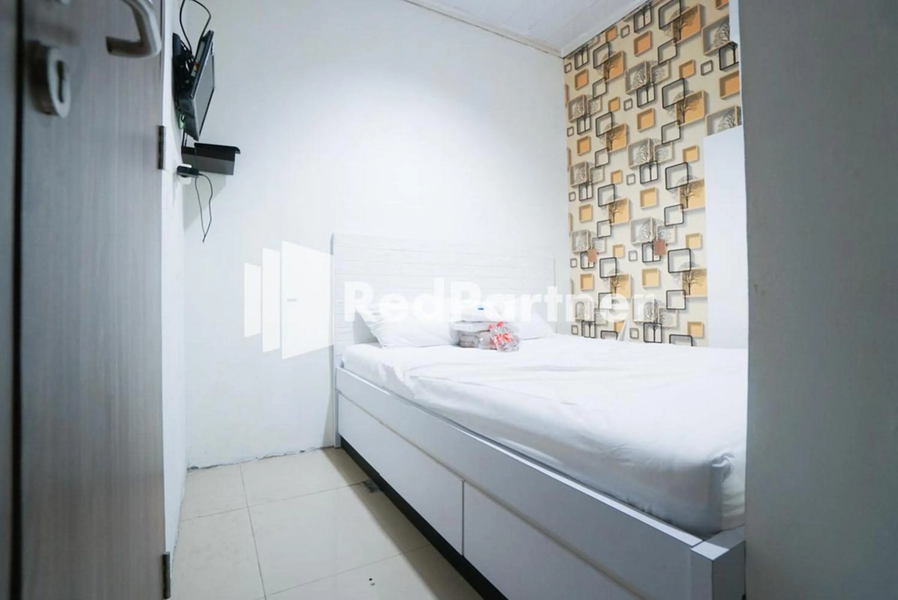 Bedroom, Bed in Eascot Hotel Mitra RedDoorz