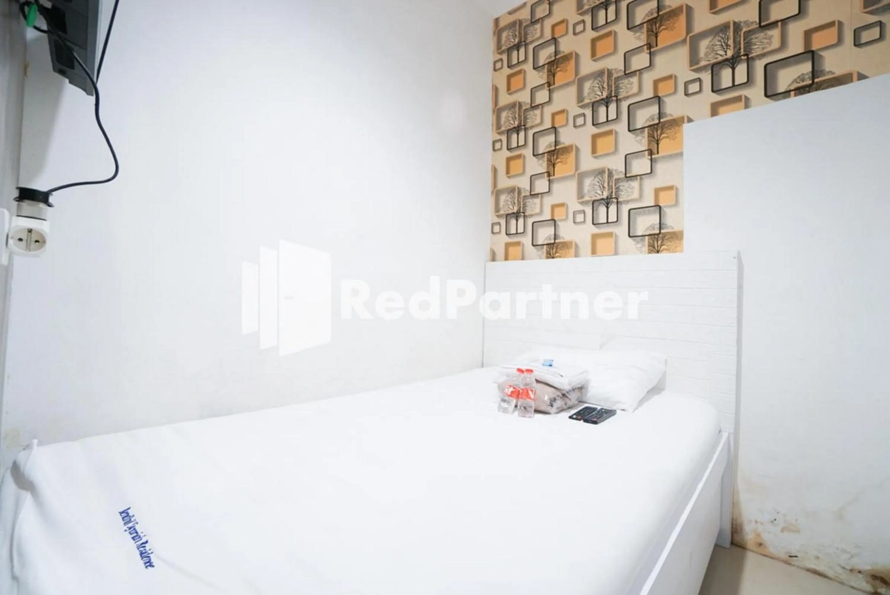 Bedroom, Bed in Eascot Hotel Mitra RedDoorz