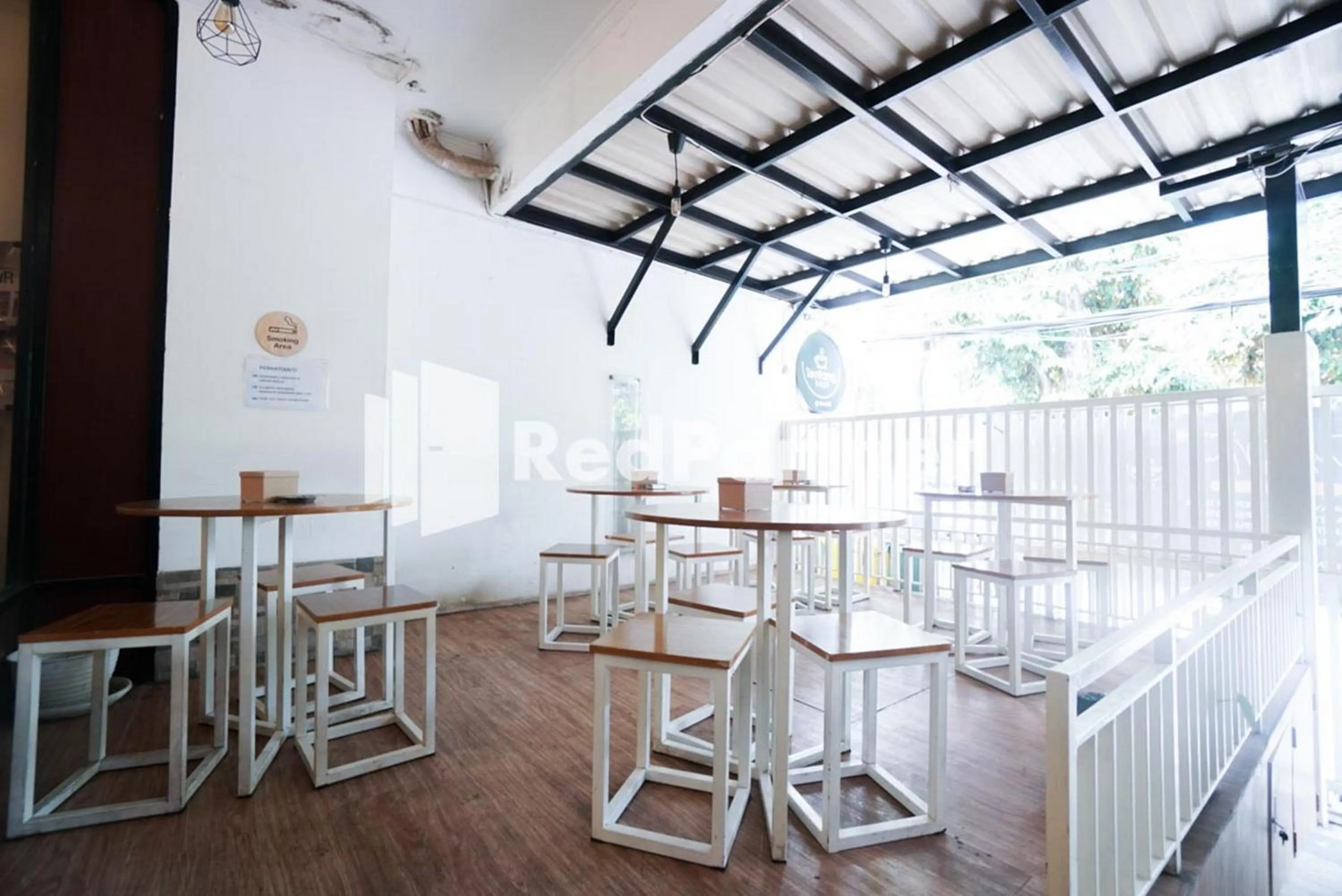 Restaurant/places to eat in Eascot Hotel Mitra RedDoorz