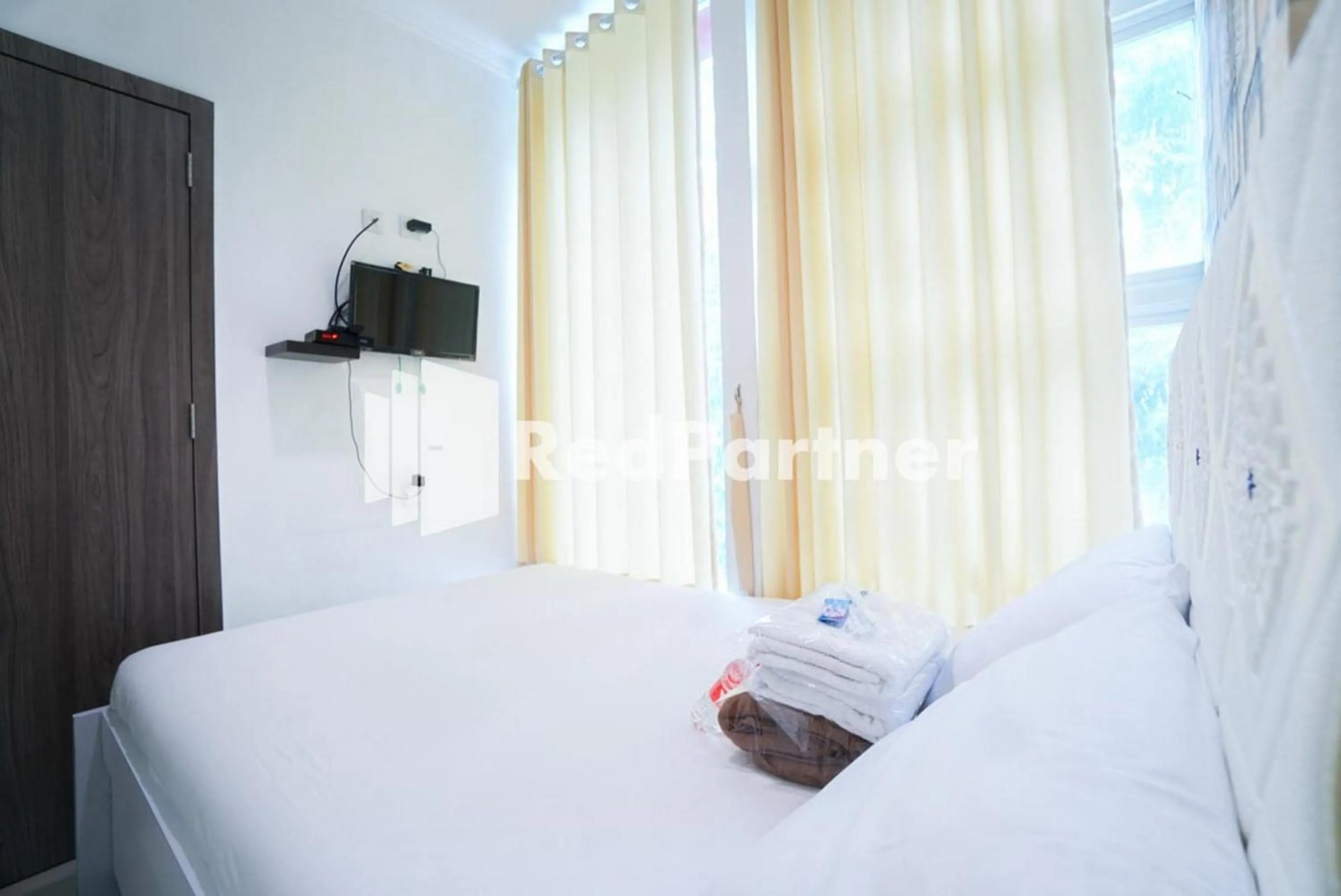 Bedroom, Bed in Eascot Hotel Mitra RedDoorz