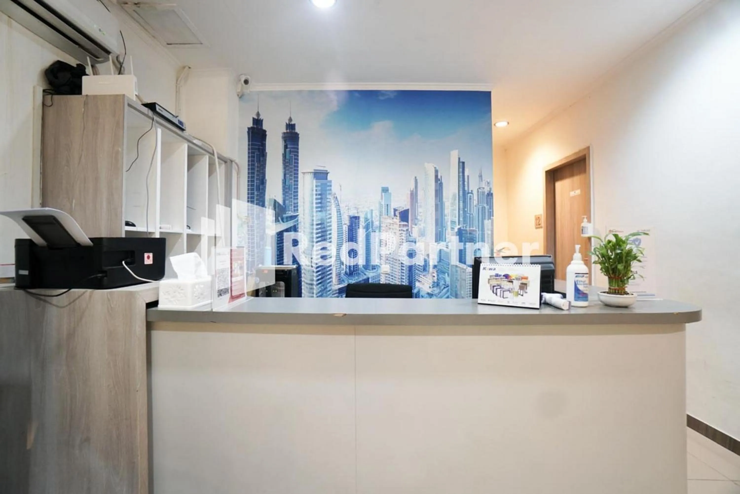 Lobby or reception in Eascot Hotel Mitra RedDoorz