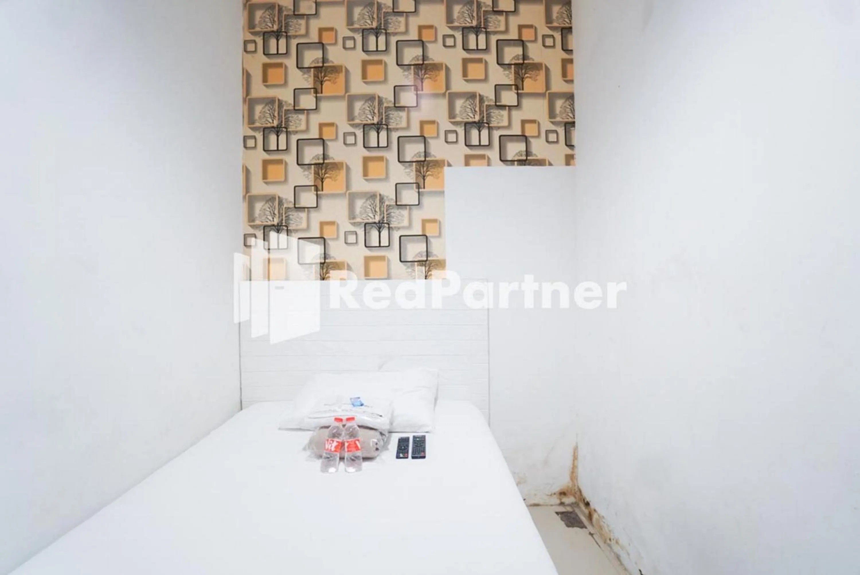 Bedroom, Bed in Eascot Hotel Mitra RedDoorz