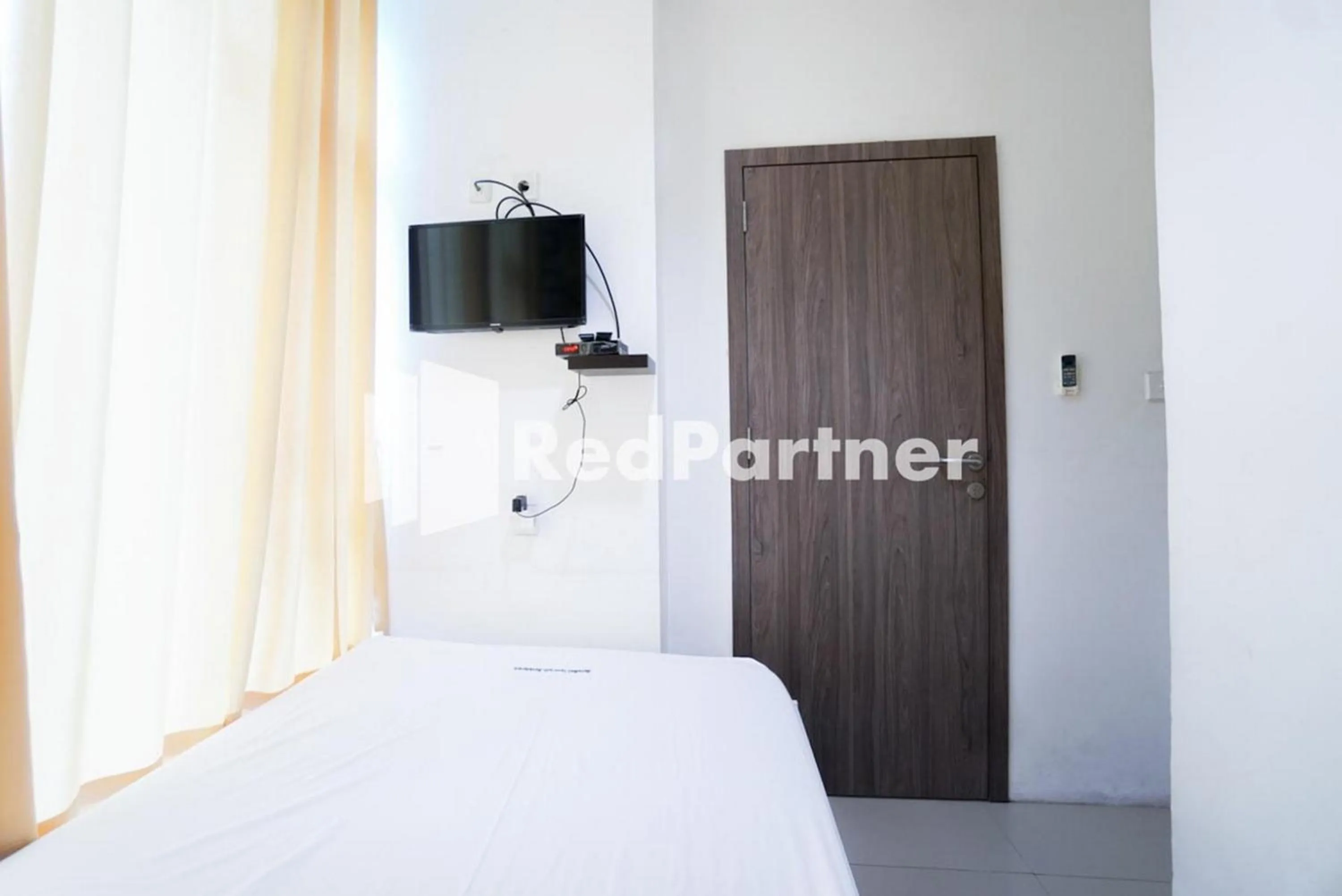 Bedroom, Bed in Eascot Hotel Mitra RedDoorz