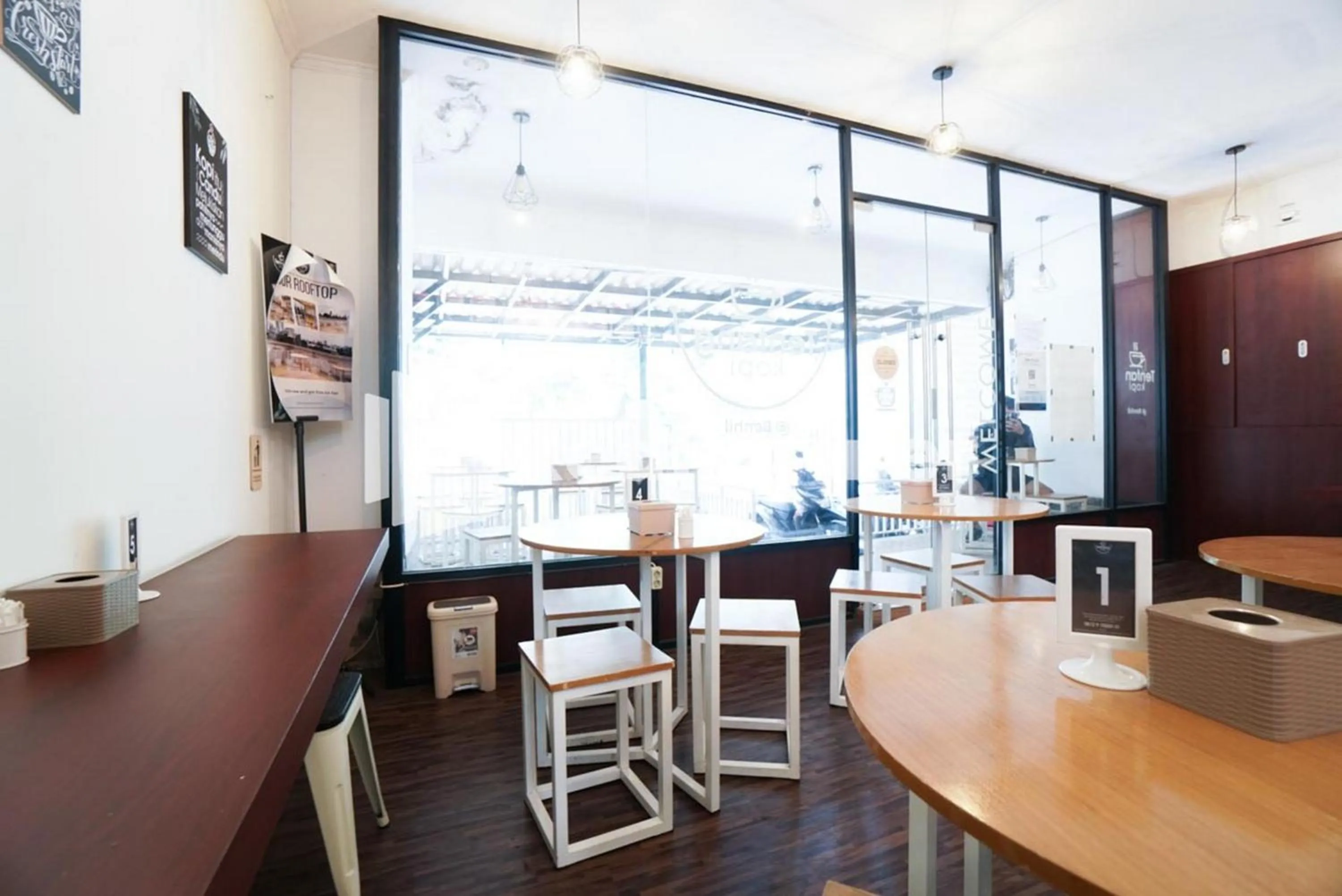 Restaurant/places to eat in Eascot Hotel Mitra RedDoorz