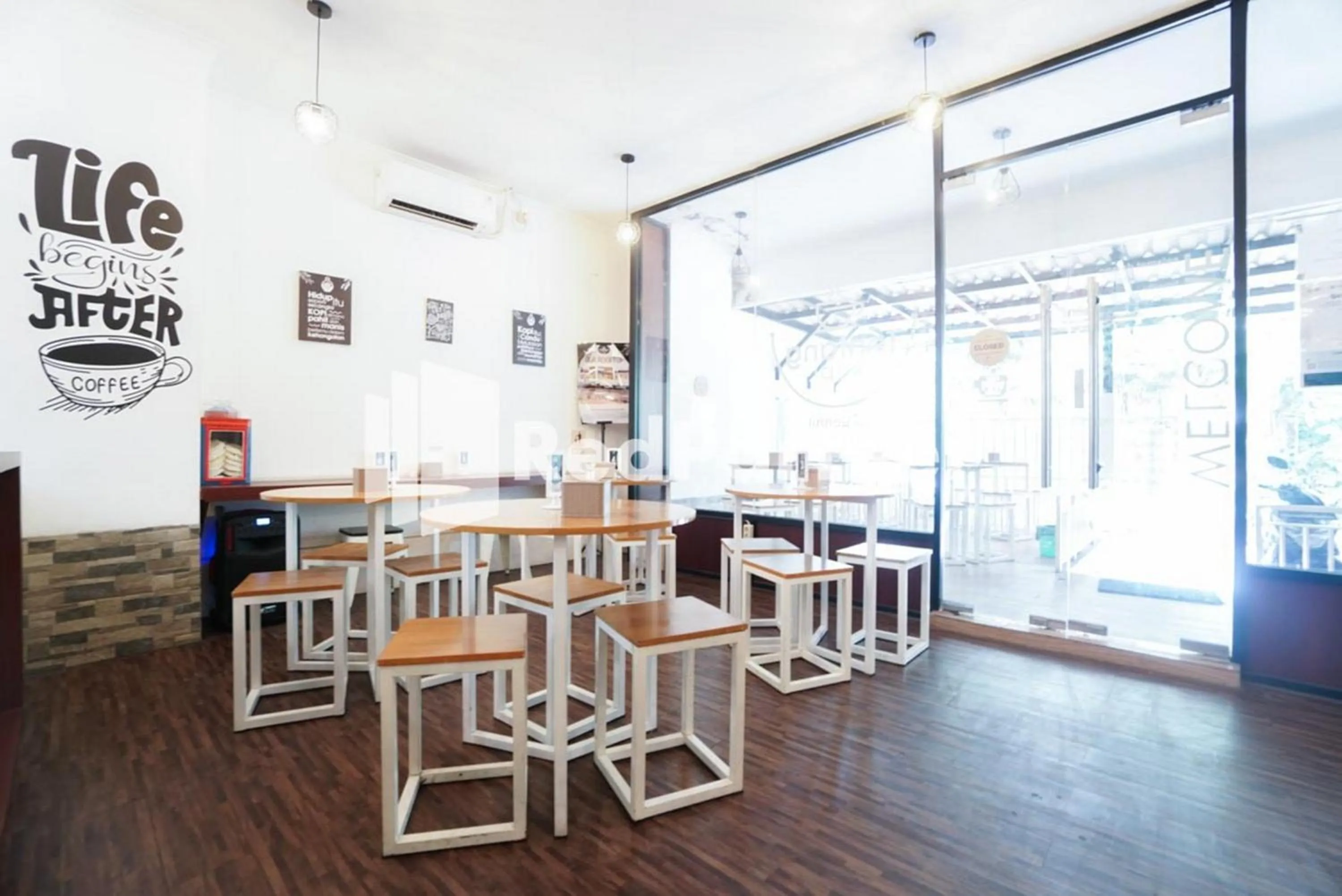 Restaurant/places to eat in Eascot Hotel Mitra RedDoorz