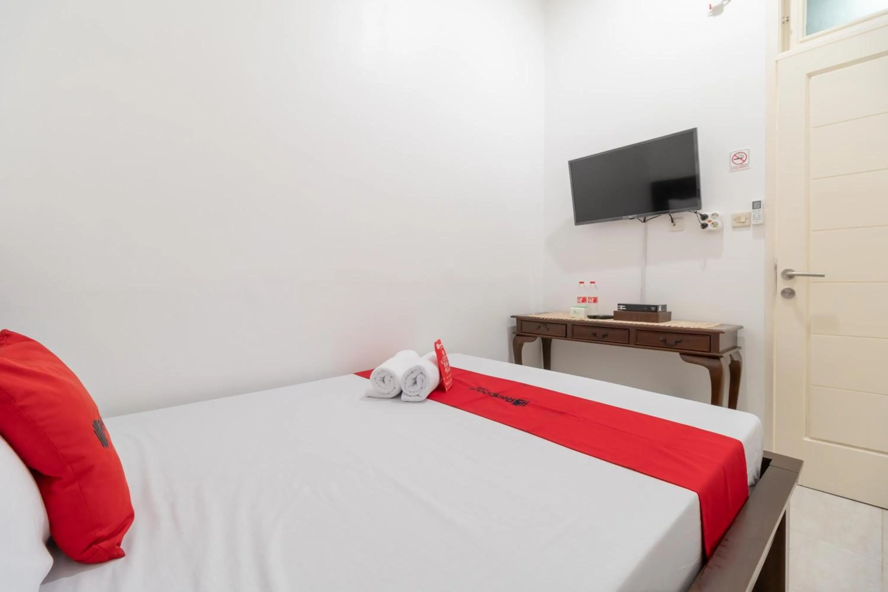 Bed in RedDoorz Syariah near Summarecon Mall Bekasi