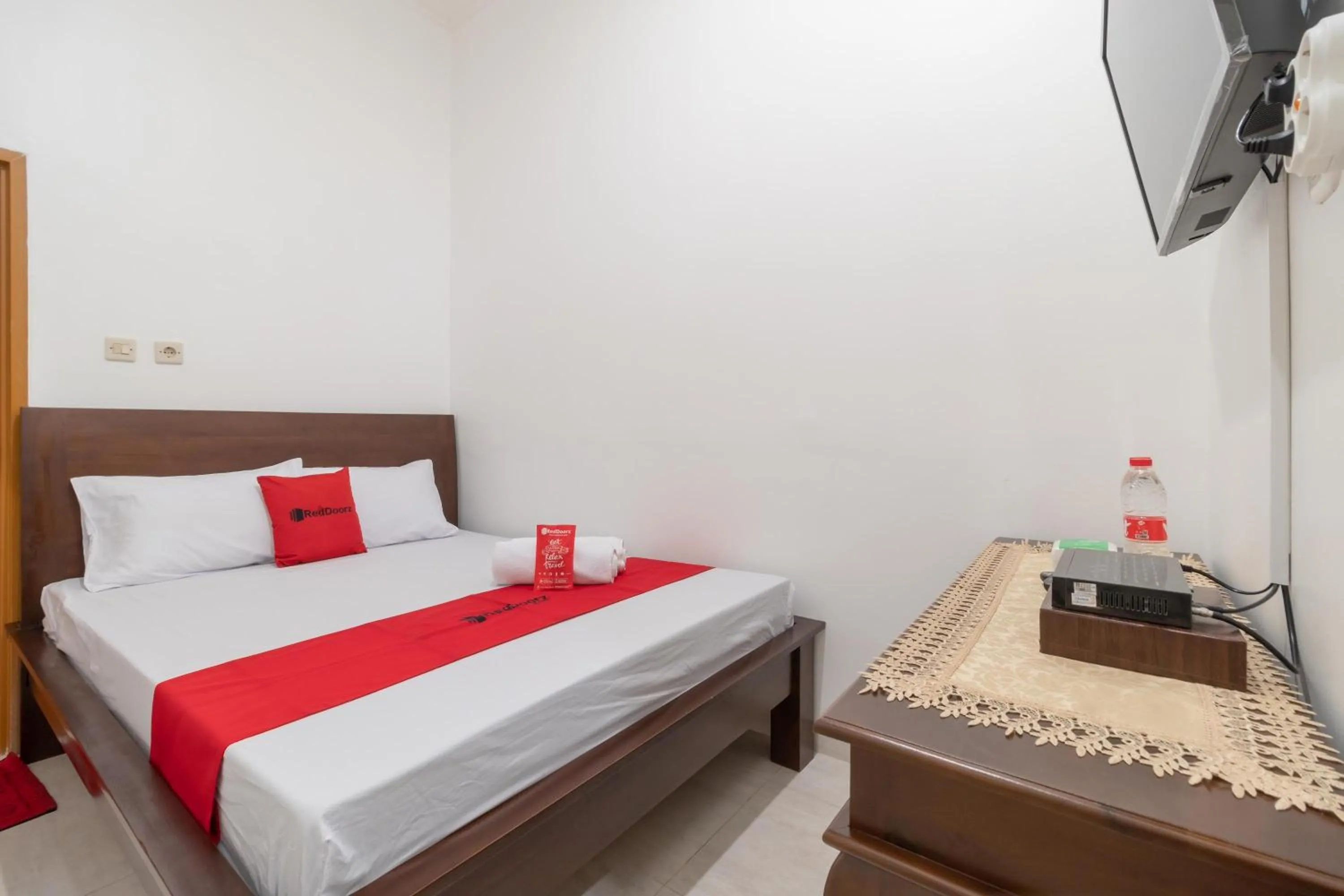 Bed in RedDoorz Syariah near Summarecon Mall Bekasi