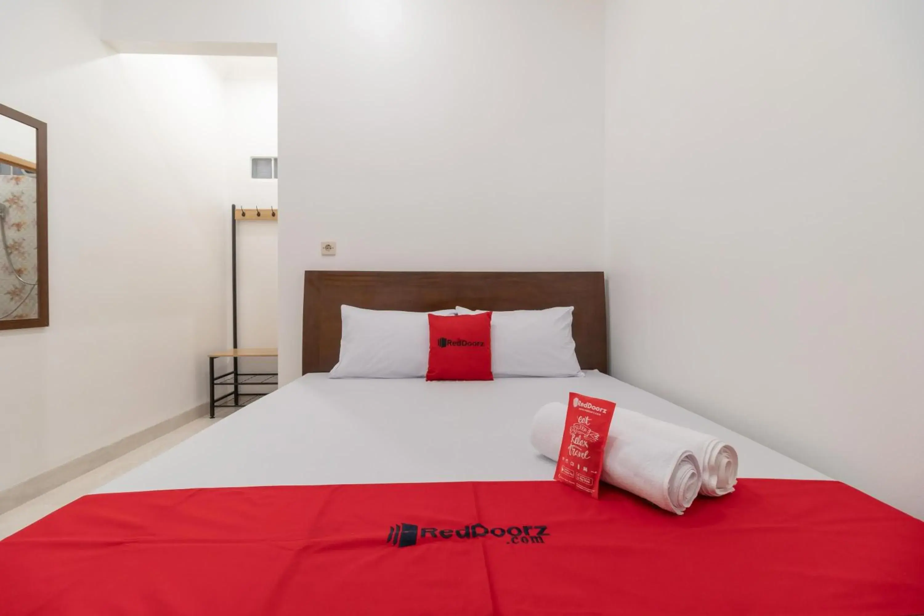 Deluxe Room in RedDoorz Syariah near Summarecon Mall Bekasi Deluxe Room in RedDoorz Syariah near Summarecon Mall Bekasi
