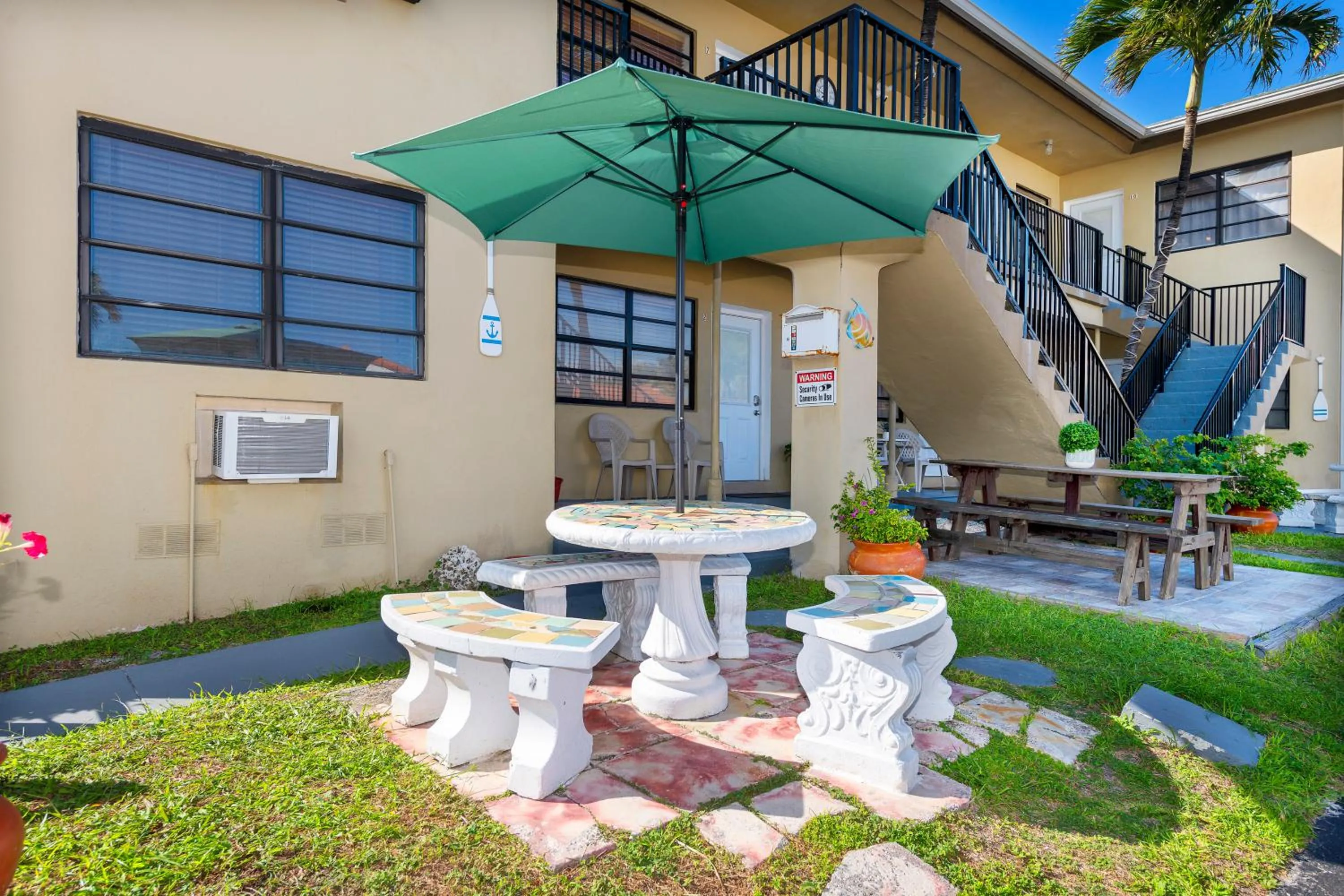 Patio in Tropic Isle Hotel & Apartment