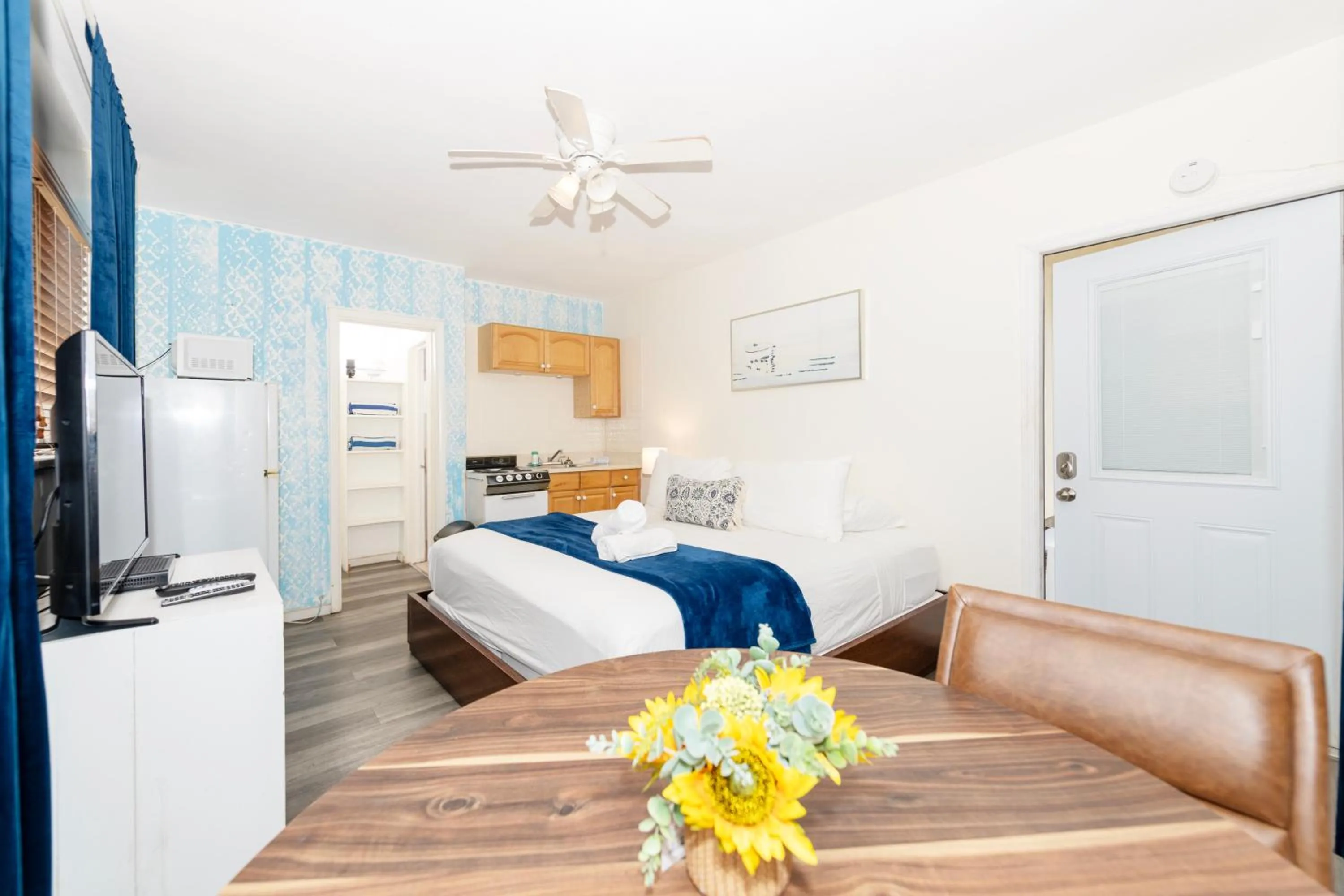 Bedroom, Bed in Tropic Isle Hotel & Apartment