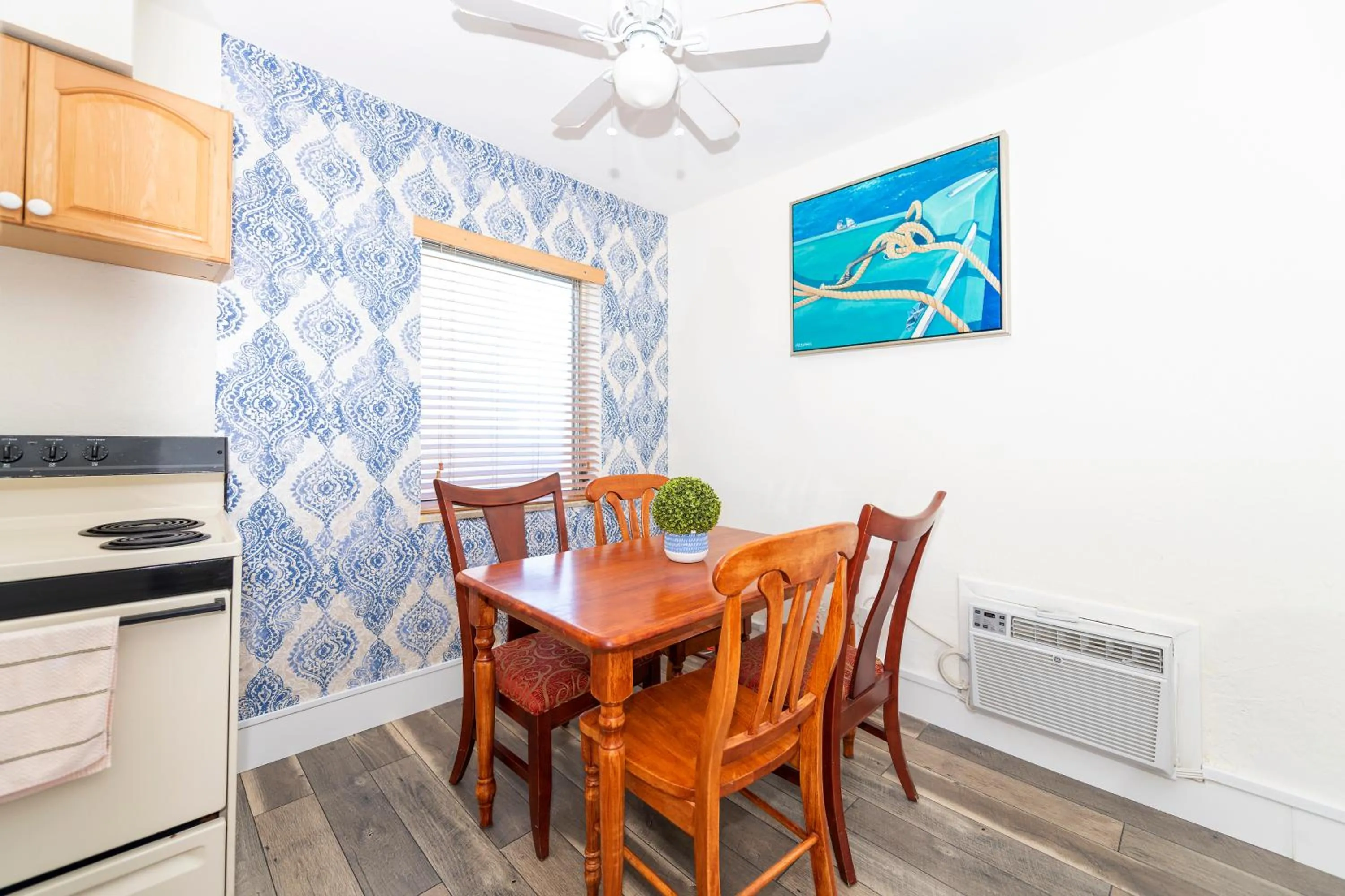 Tropic Isle Hotel & Apartment