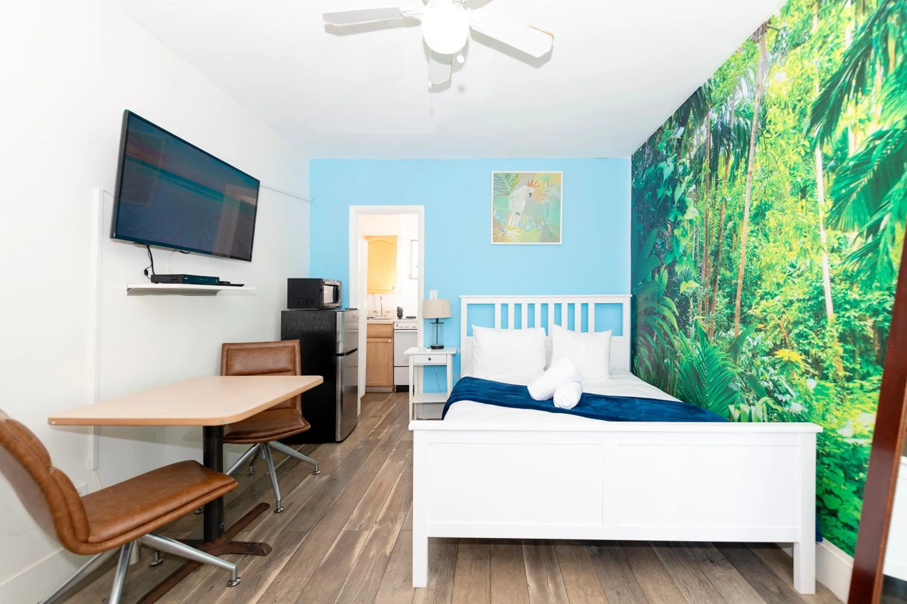 Bedroom, Bed in Tropic Isle Hotel & Apartment