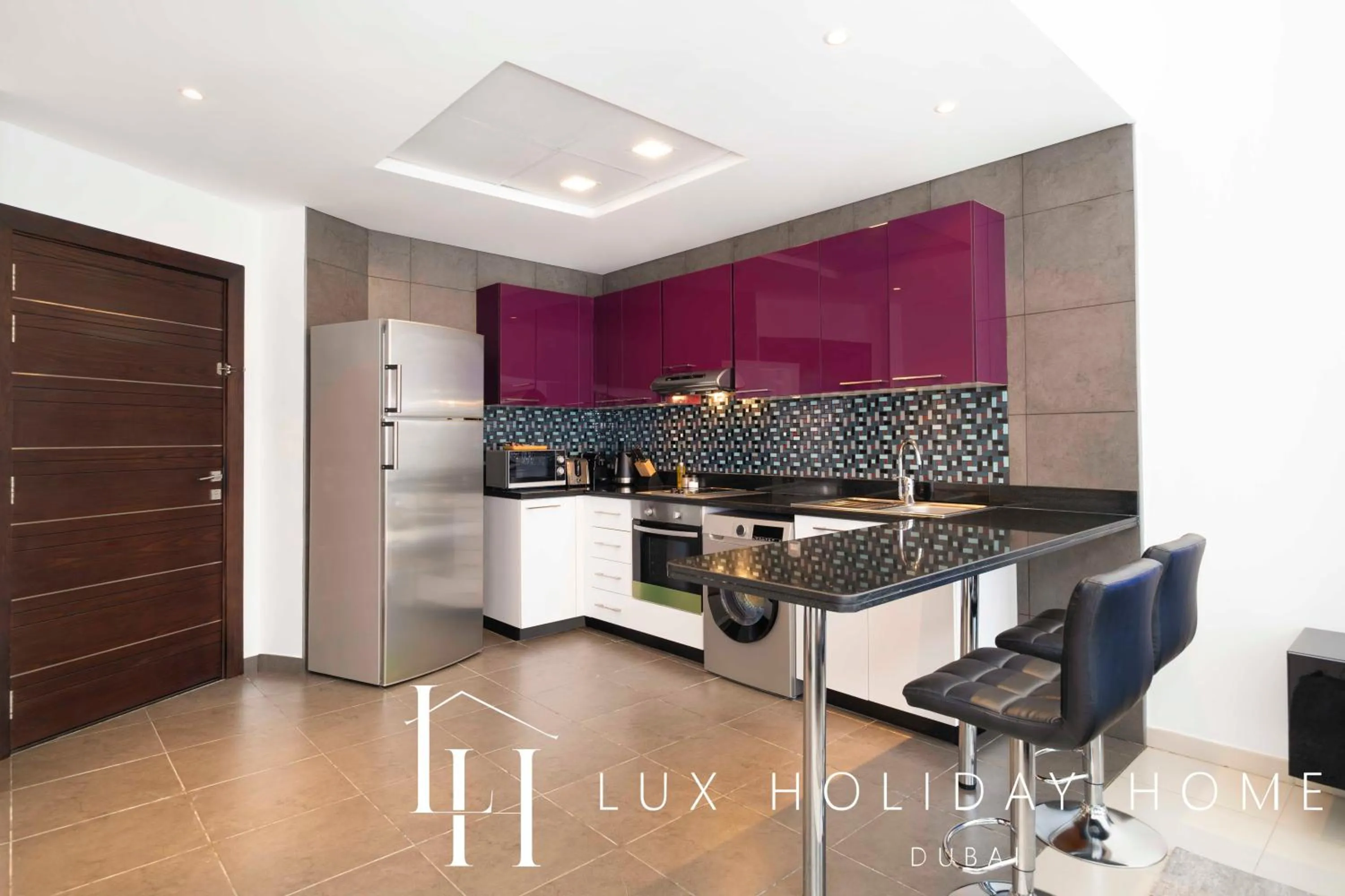 Kitchen or kitchenette in LUX The Cayan Superior Suite 2, Dubai Marina