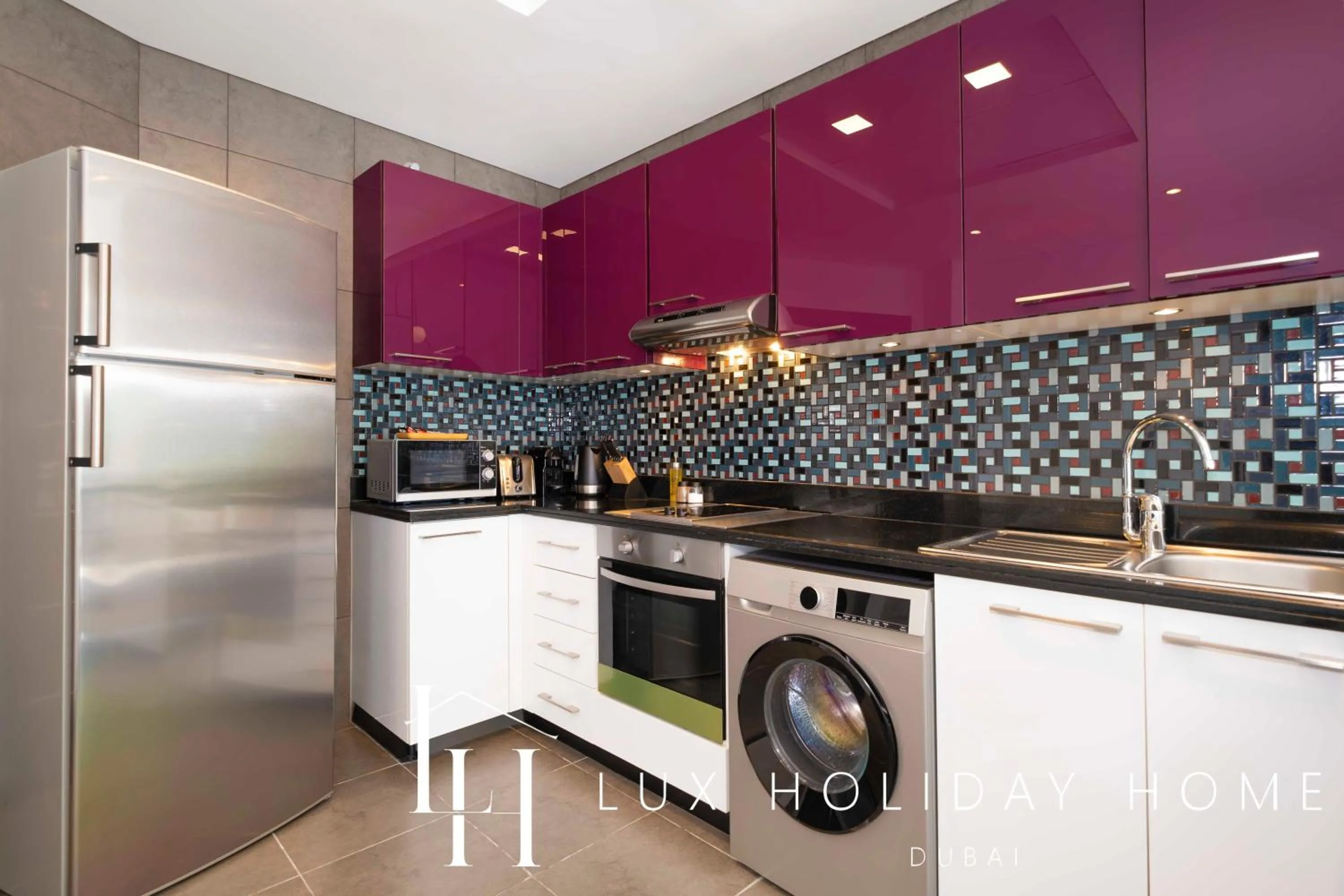 Kitchen or kitchenette in LUX The Cayan Superior Suite 2, Dubai Marina