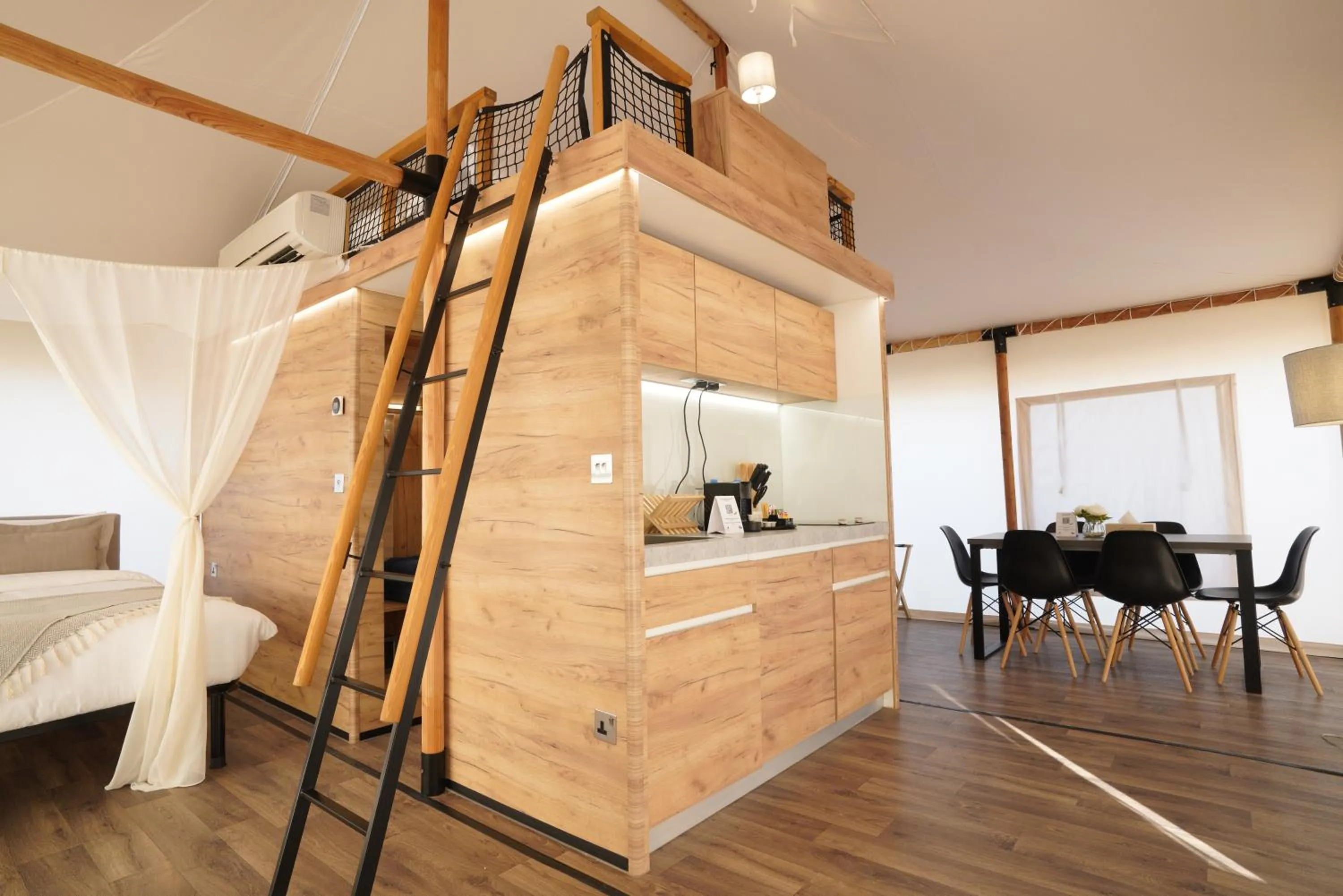 Kitchen or kitchenette, Bed in Bab Al Nojoum Hudayriyat Camp