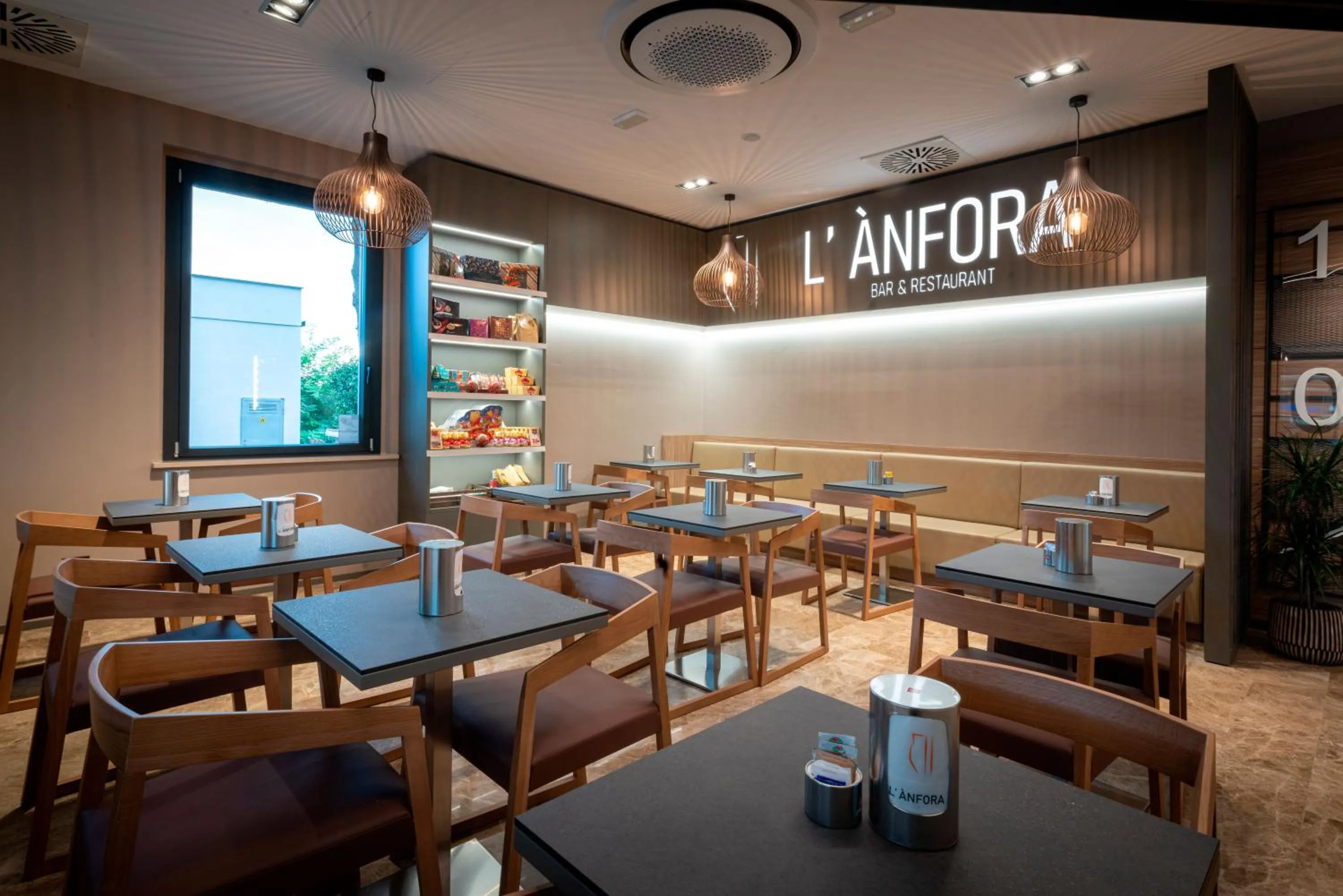 Restaurant/places to eat in L'Anfora