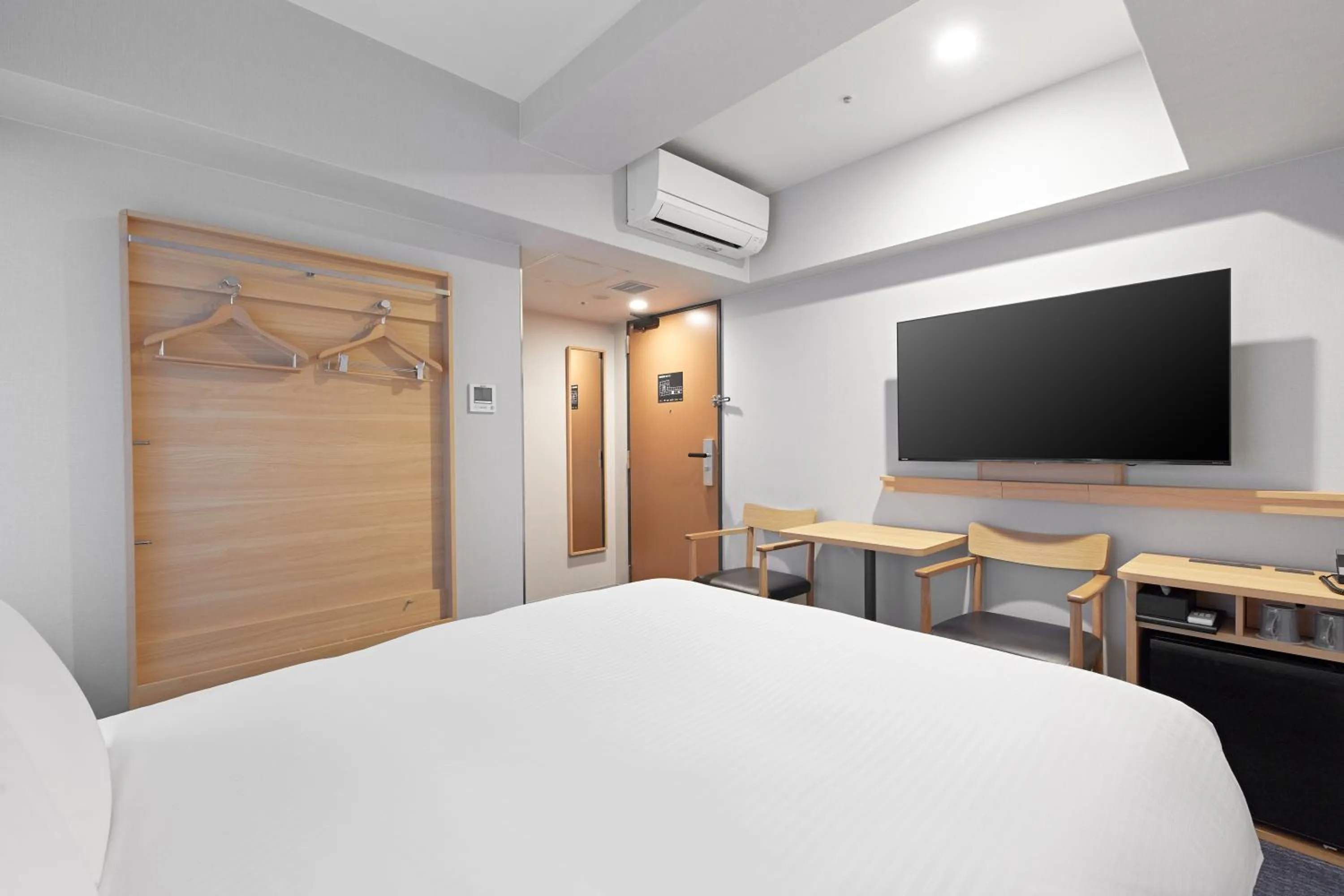 Photo of the whole room, Bed in Sotetsu Fresa Inn Kyoto-Kiyomizu Gojo