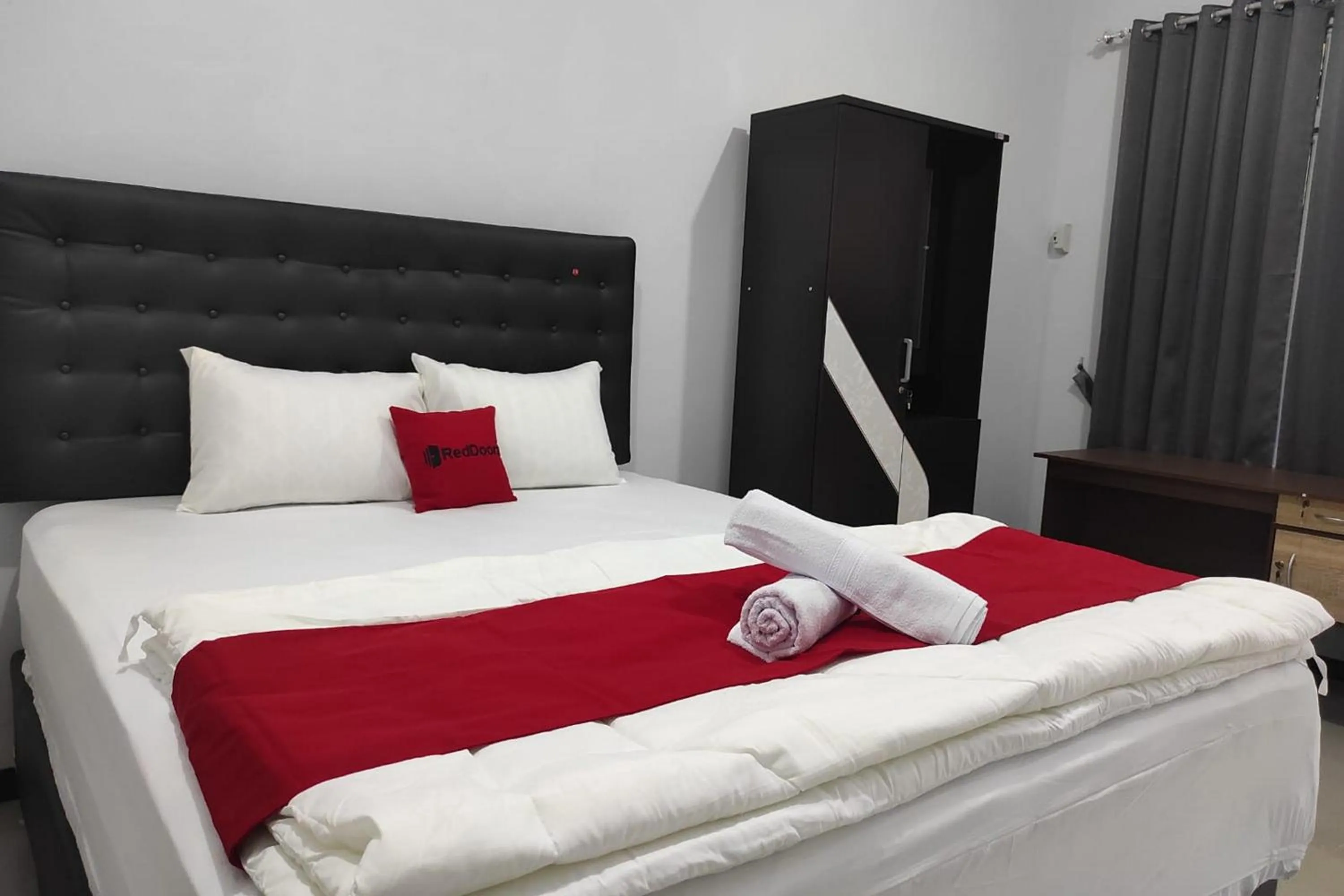 Bed in RedDoorz Syariah near Alun Alun Purwokerto 2