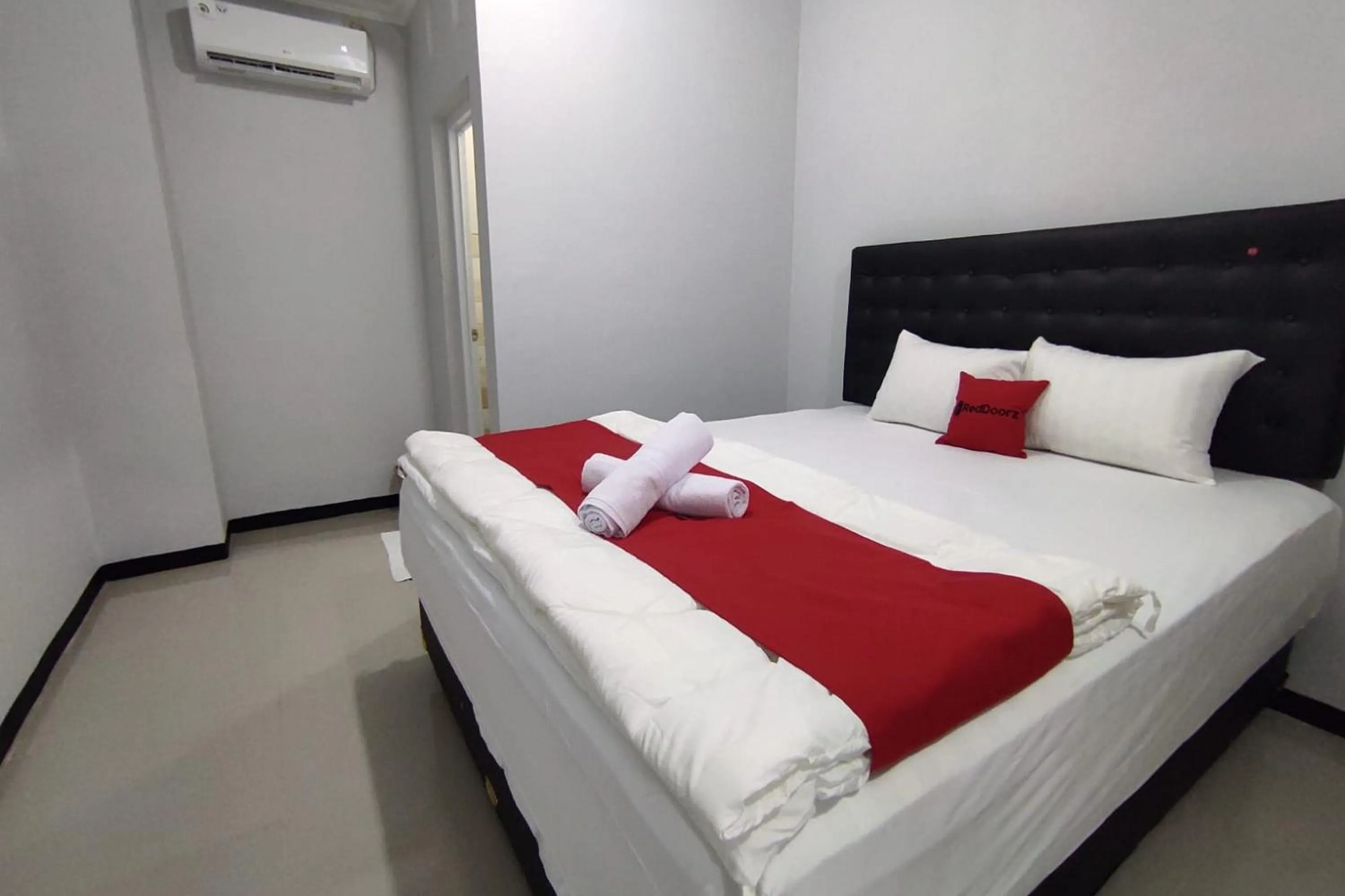 Bed in RedDoorz Syariah near Alun Alun Purwokerto 2