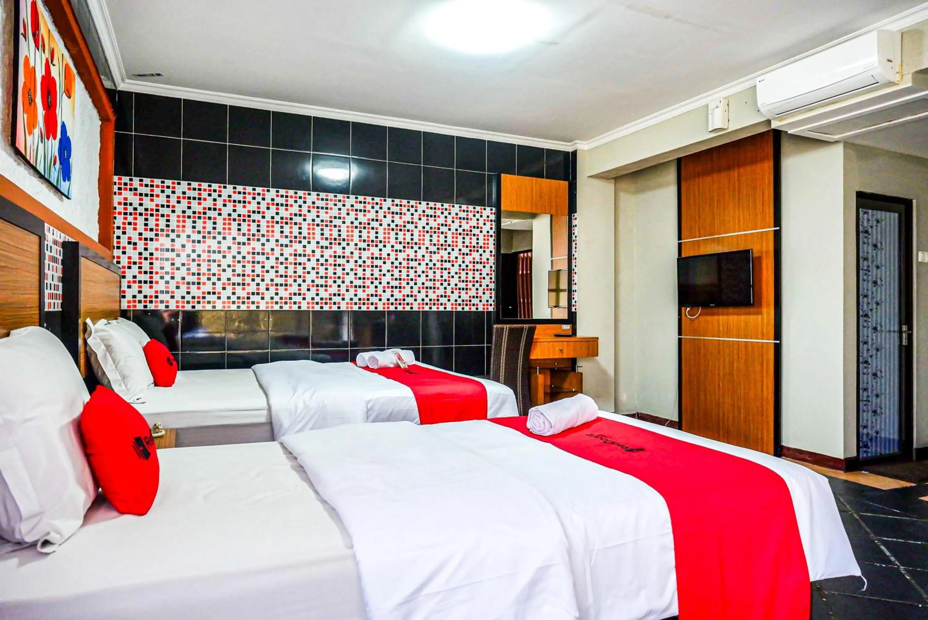 Bedroom, Bed in RedDoorz Plus near Amplaz Yogyakarta