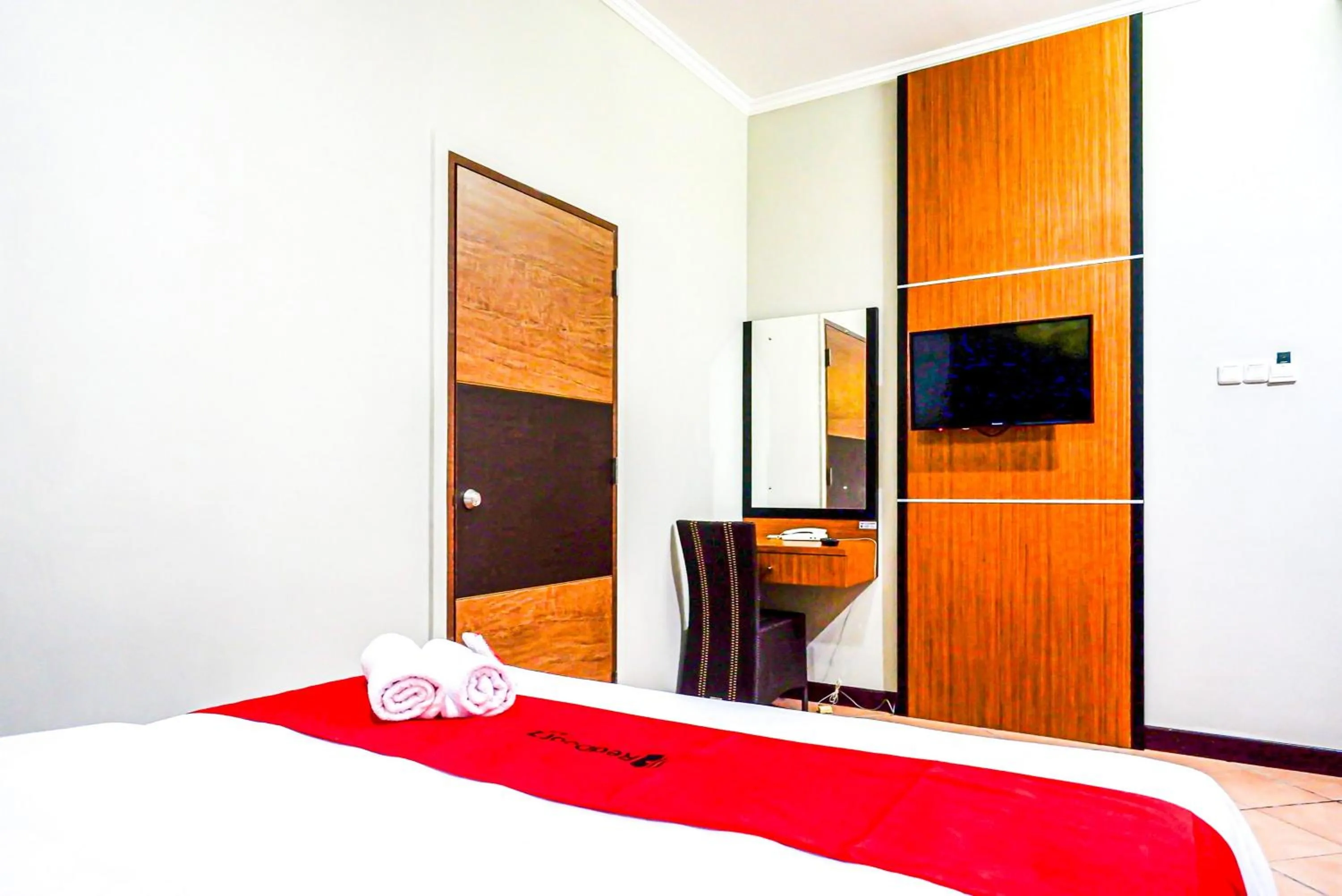 Bedroom, Bed in RedDoorz Plus near Amplaz Yogyakarta