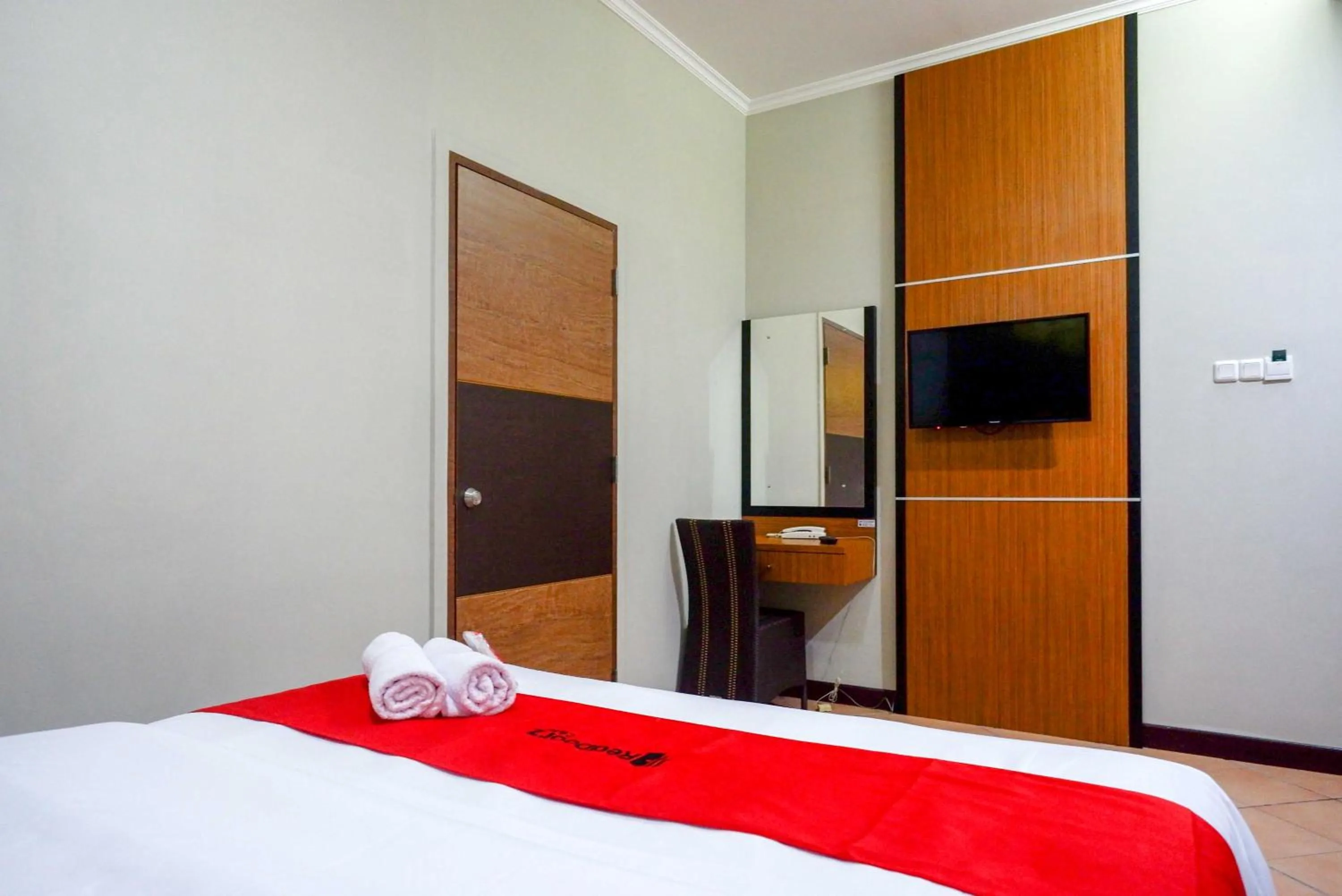 Bedroom, Bed in RedDoorz Plus near Amplaz Yogyakarta
