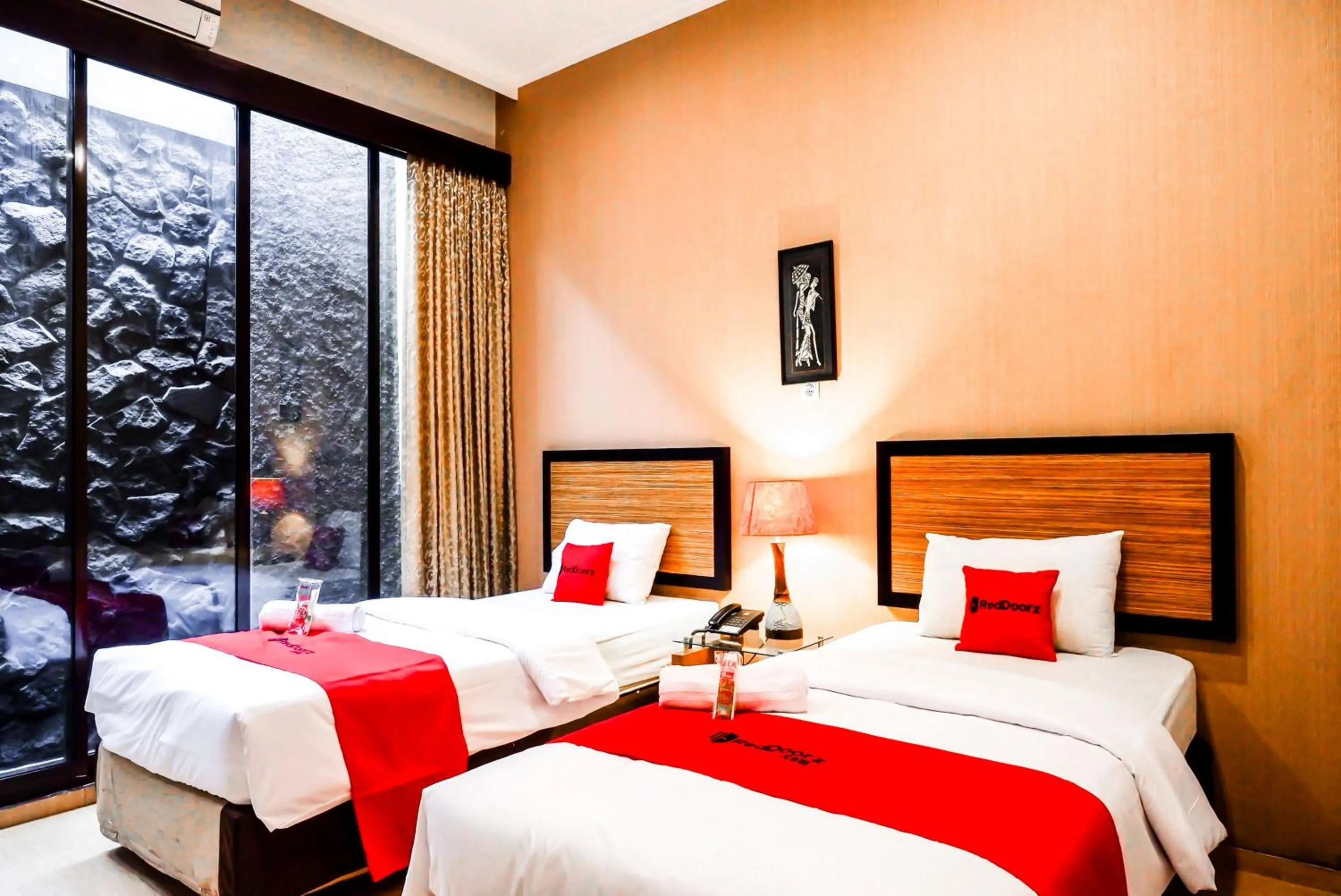 Bedroom, Bed in RedDoorz Plus near Amplaz Yogyakarta