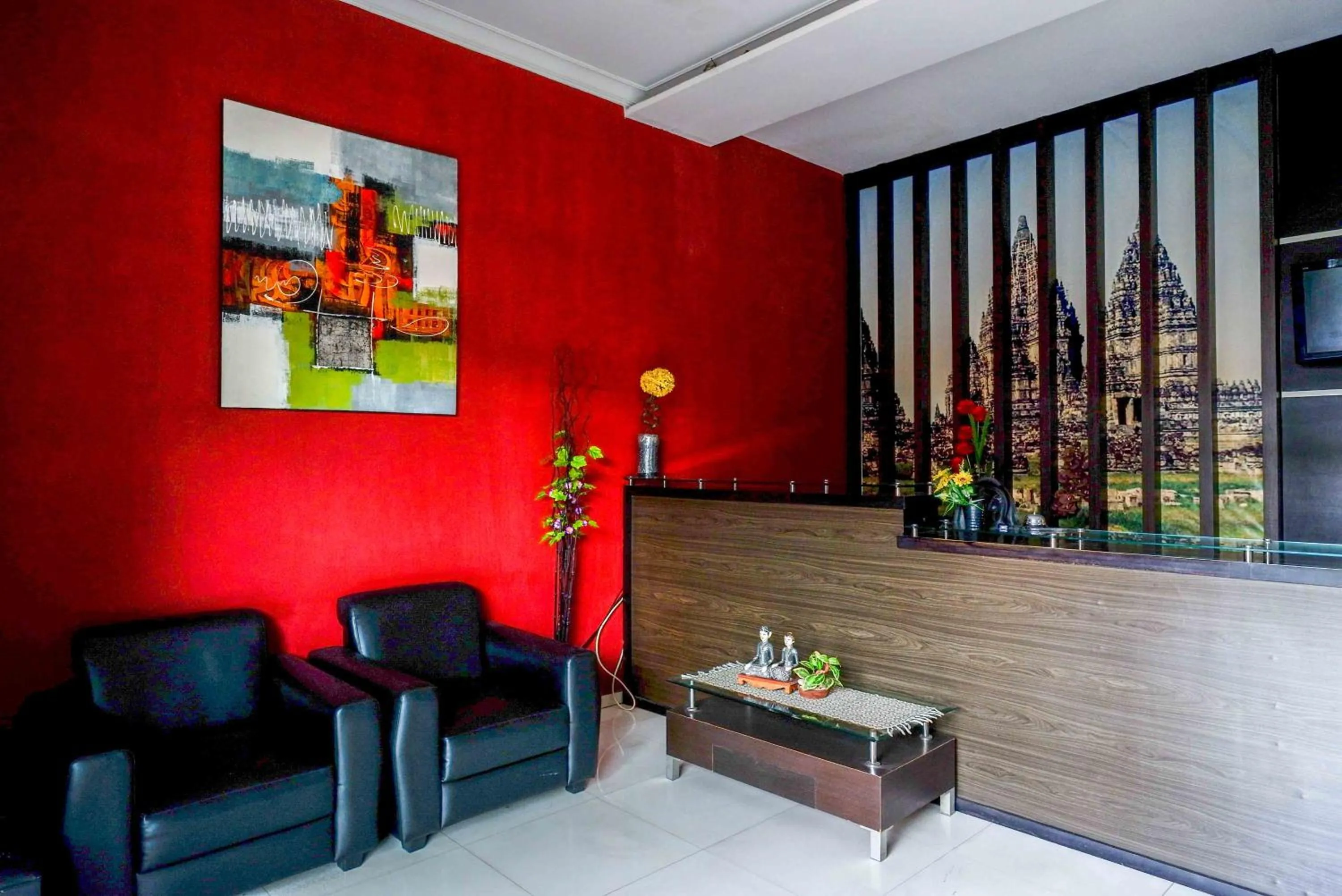 Lobby or reception in RedDoorz Plus near Amplaz Yogyakarta