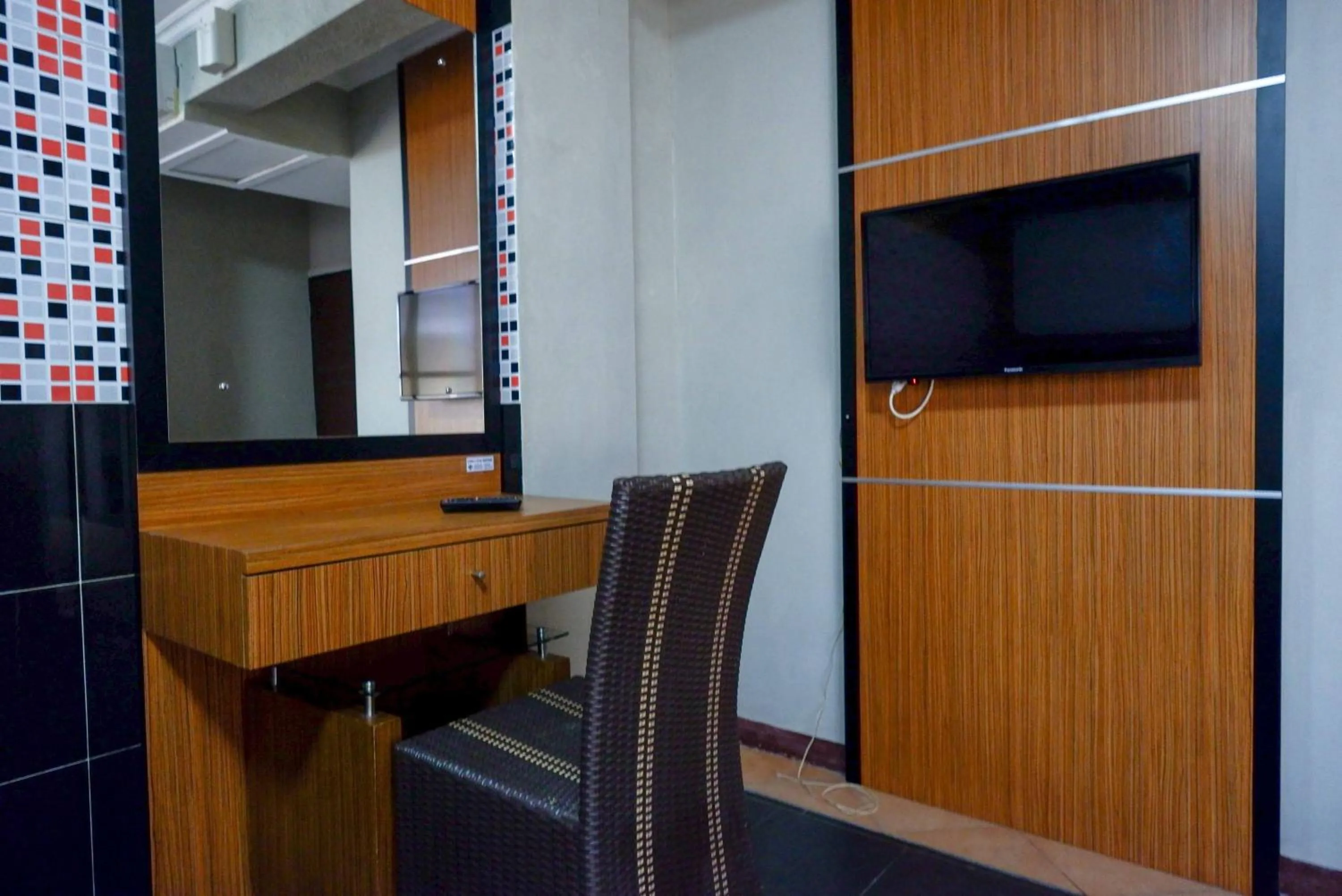 TV and multimedia in RedDoorz Plus near Amplaz Yogyakarta