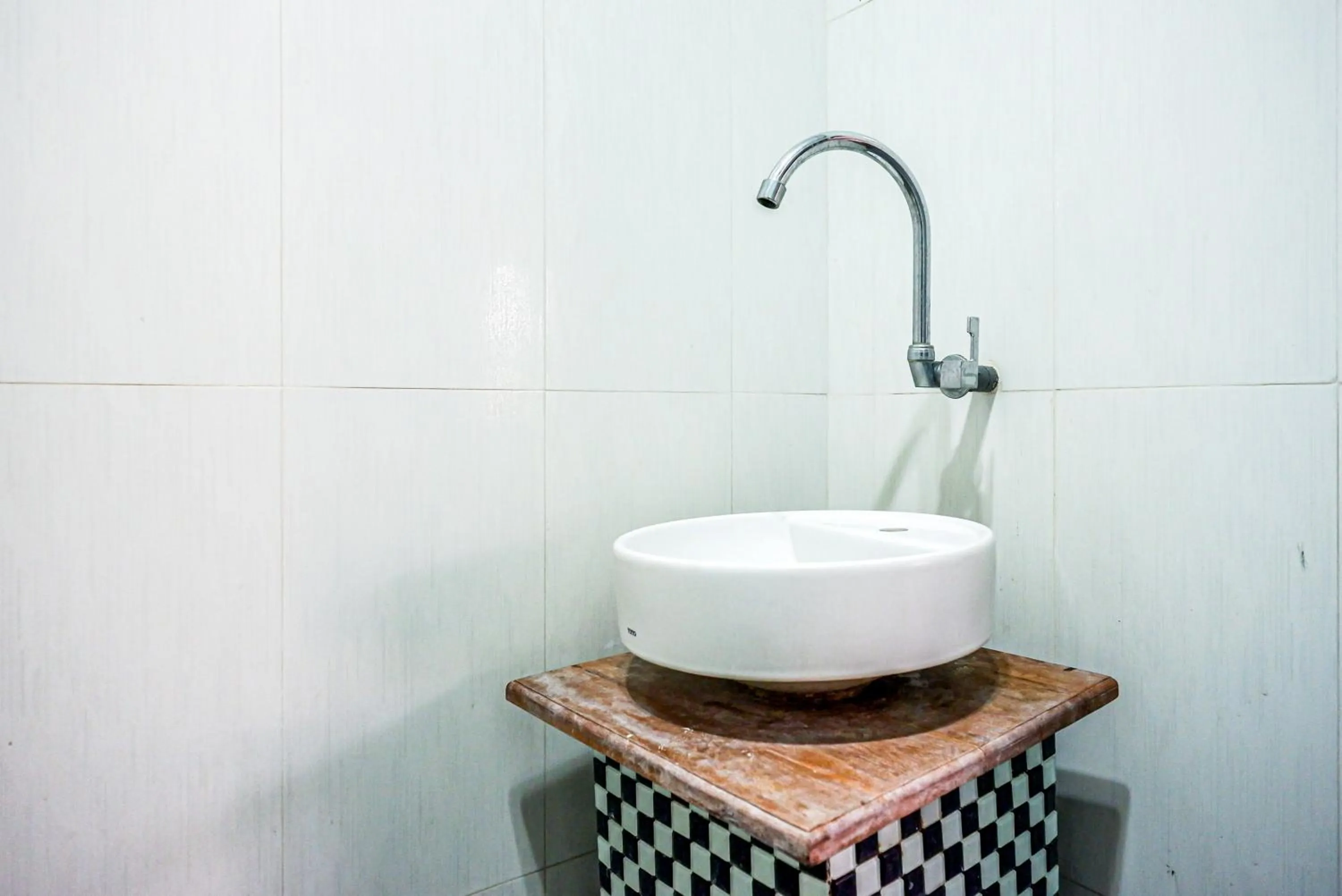 Bathroom in RedDoorz Plus near Amplaz Yogyakarta