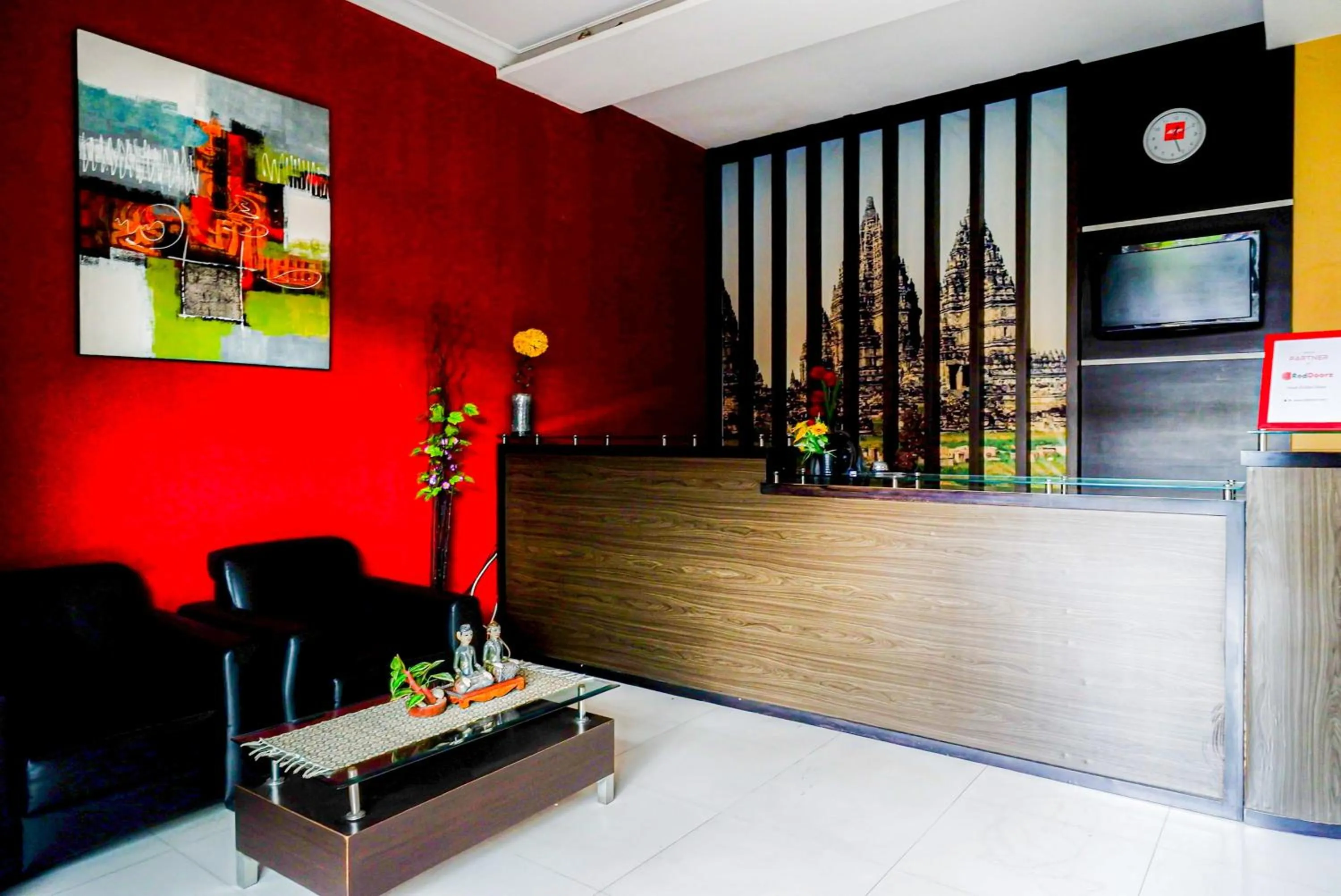 Lobby or reception in RedDoorz Plus near Amplaz Yogyakarta