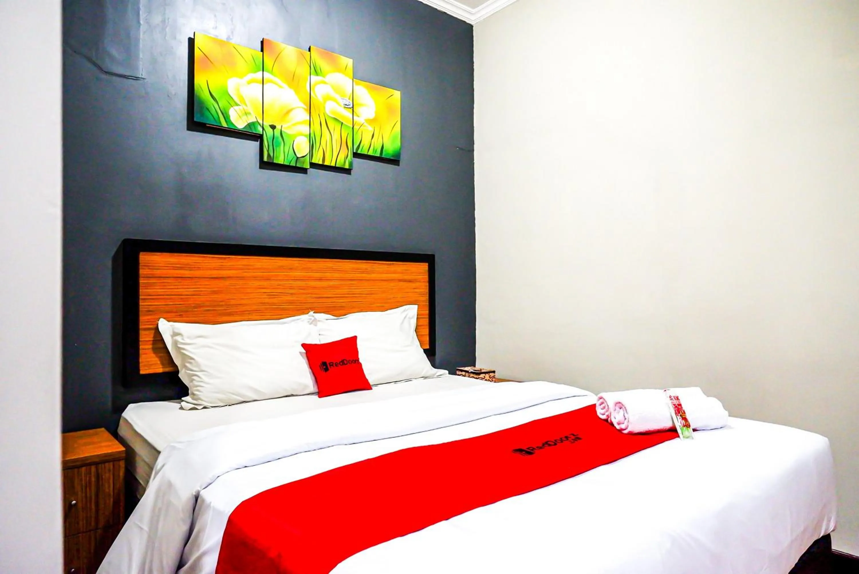 Bedroom, Bed in RedDoorz Plus near Amplaz Yogyakarta