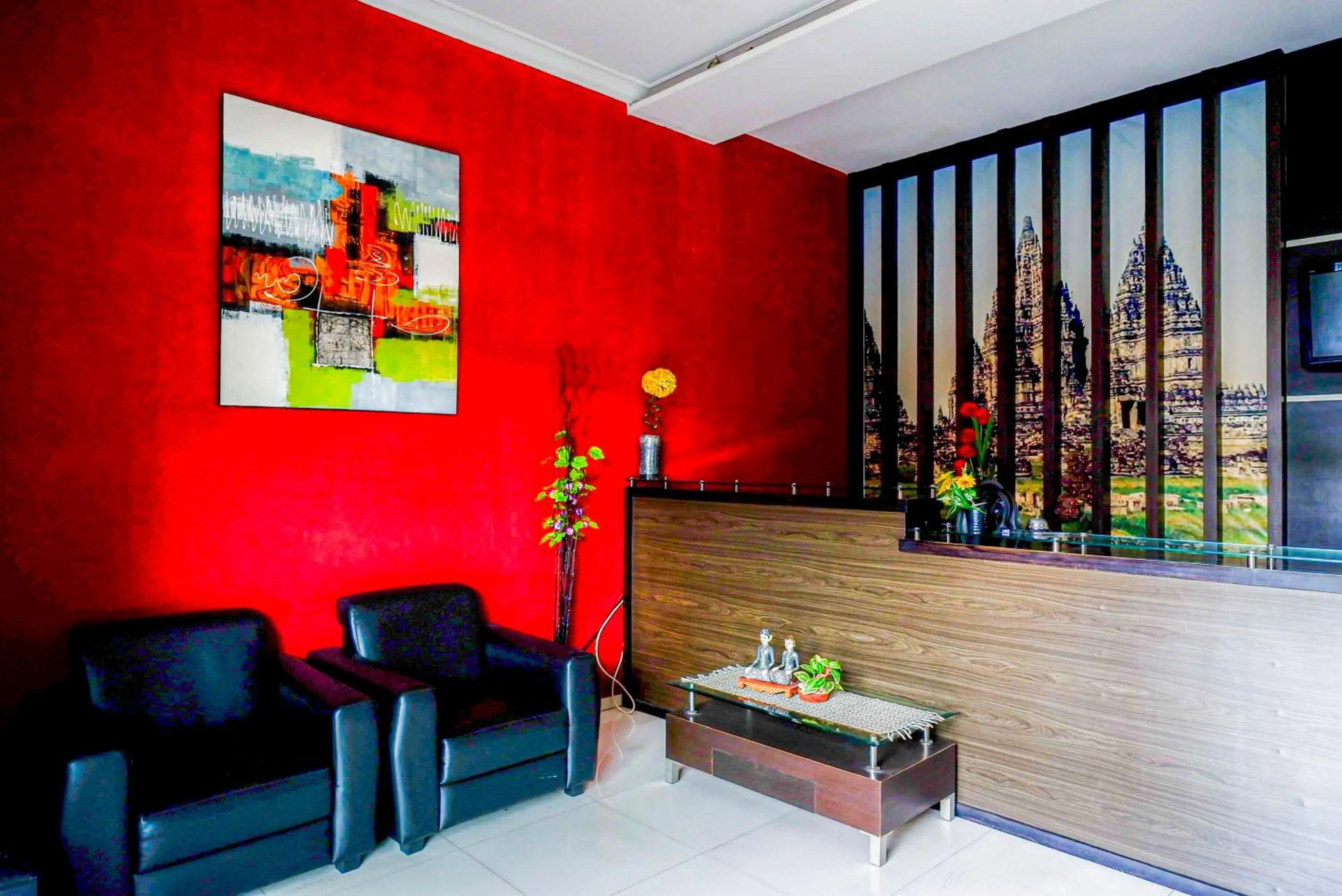 Lobby or reception in RedDoorz Plus near Amplaz Yogyakarta