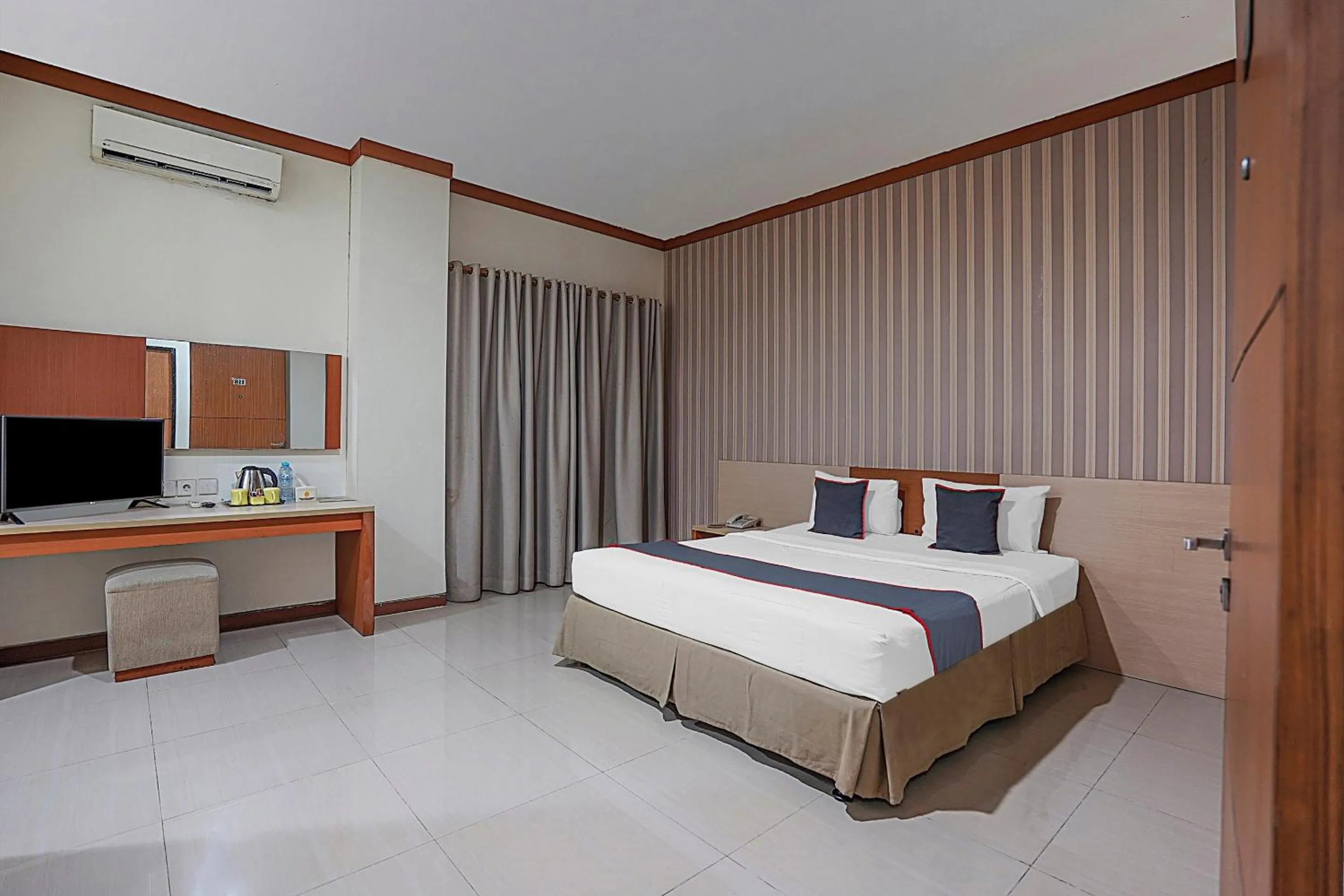 Bedroom, Bed in Collection O 90724 Hotel Sinar Sidoarjo