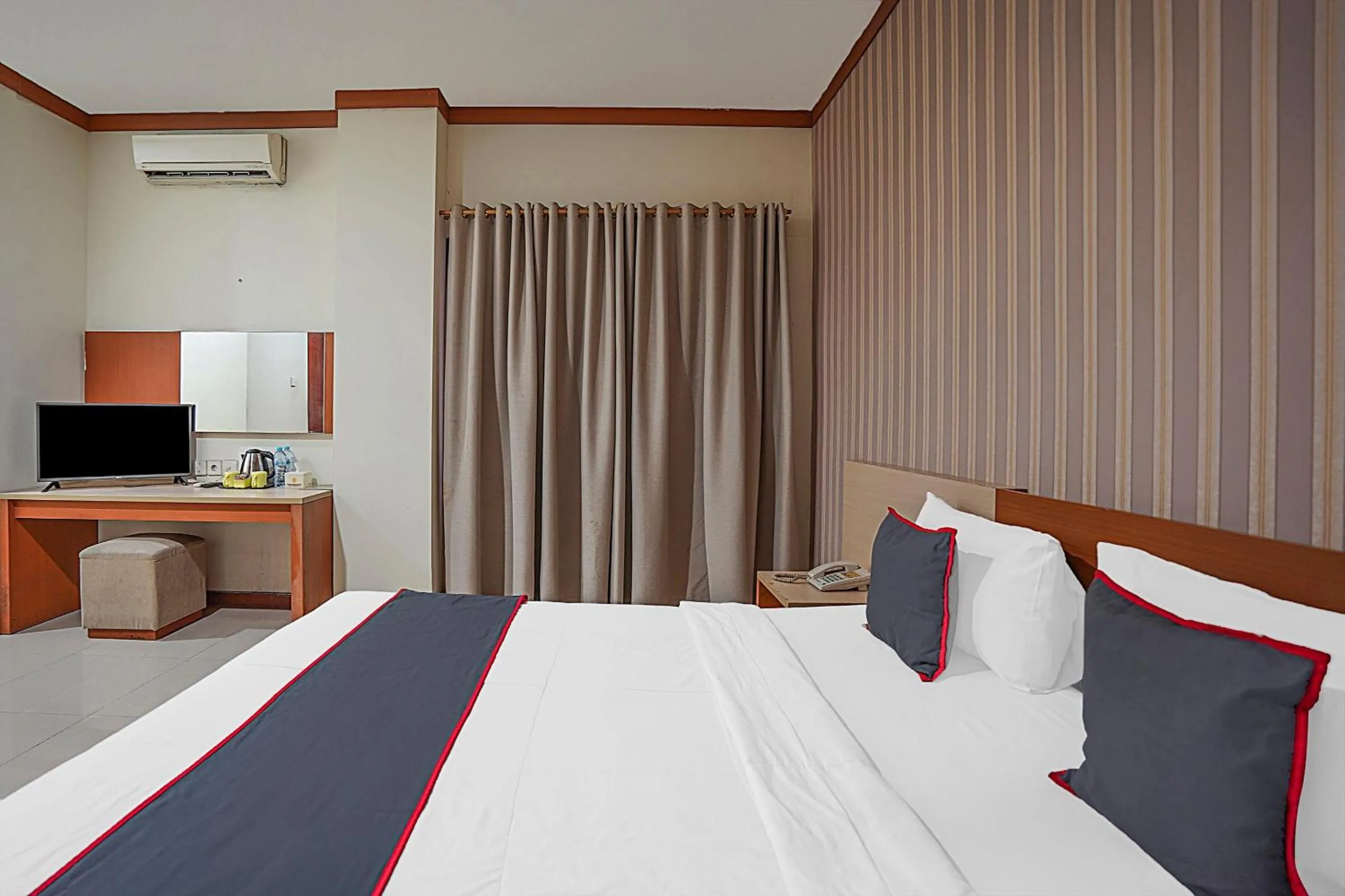 Bedroom, Bed in Collection O 90724 Hotel Sinar Sidoarjo