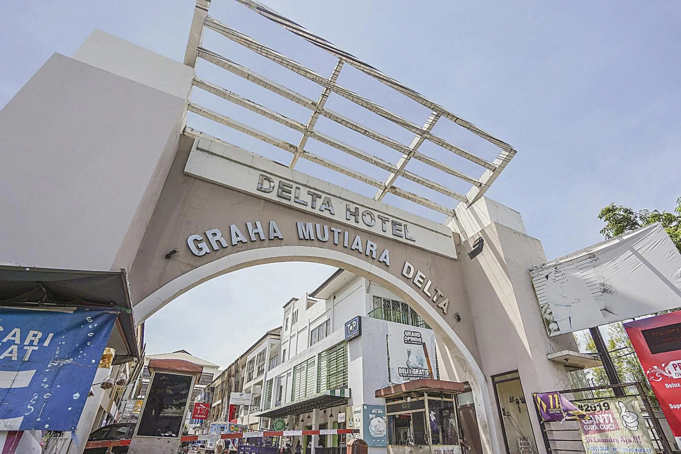 Facade/entrance in Collection O 90724 Hotel Sinar Sidoarjo