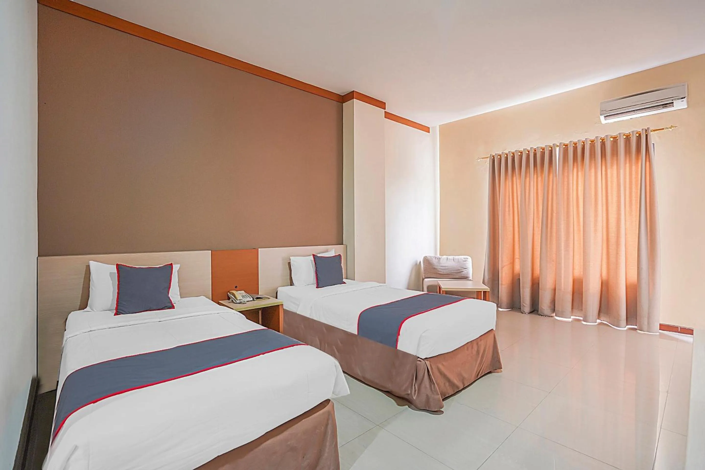 Bedroom, Bed in Collection O 90724 Hotel Sinar Sidoarjo