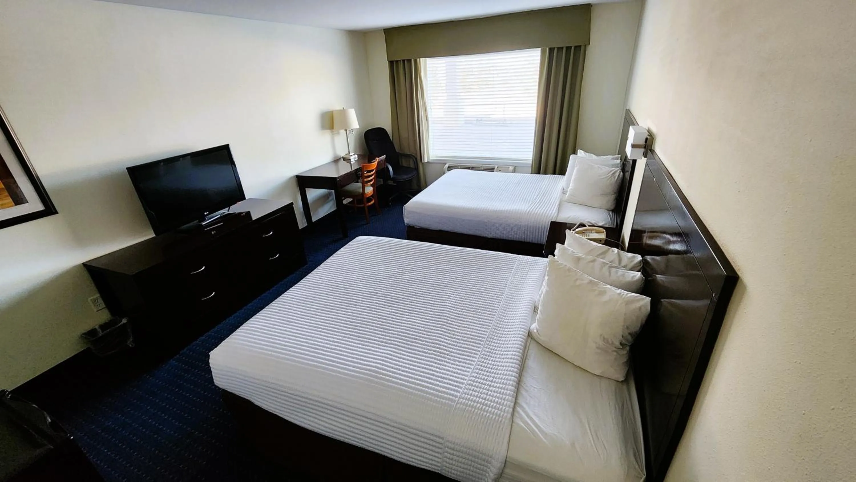Bed in FairBridge Inn & Suites Canadian