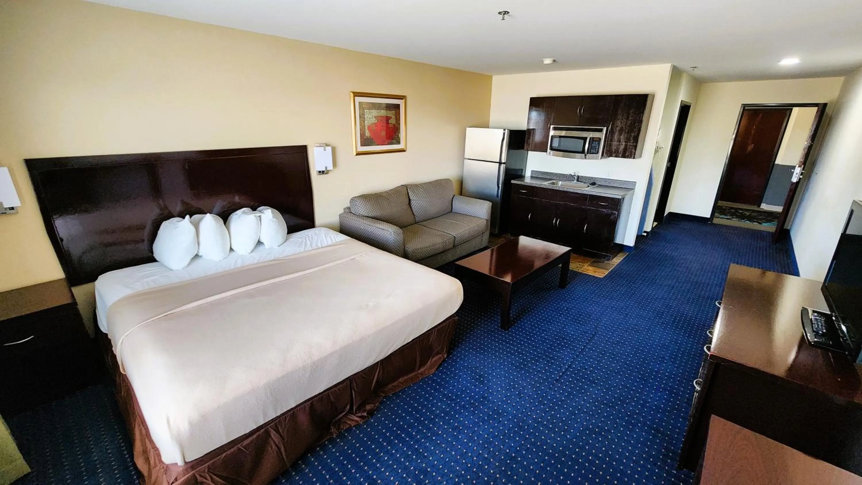 Bed in FairBridge Inn & Suites Canadian